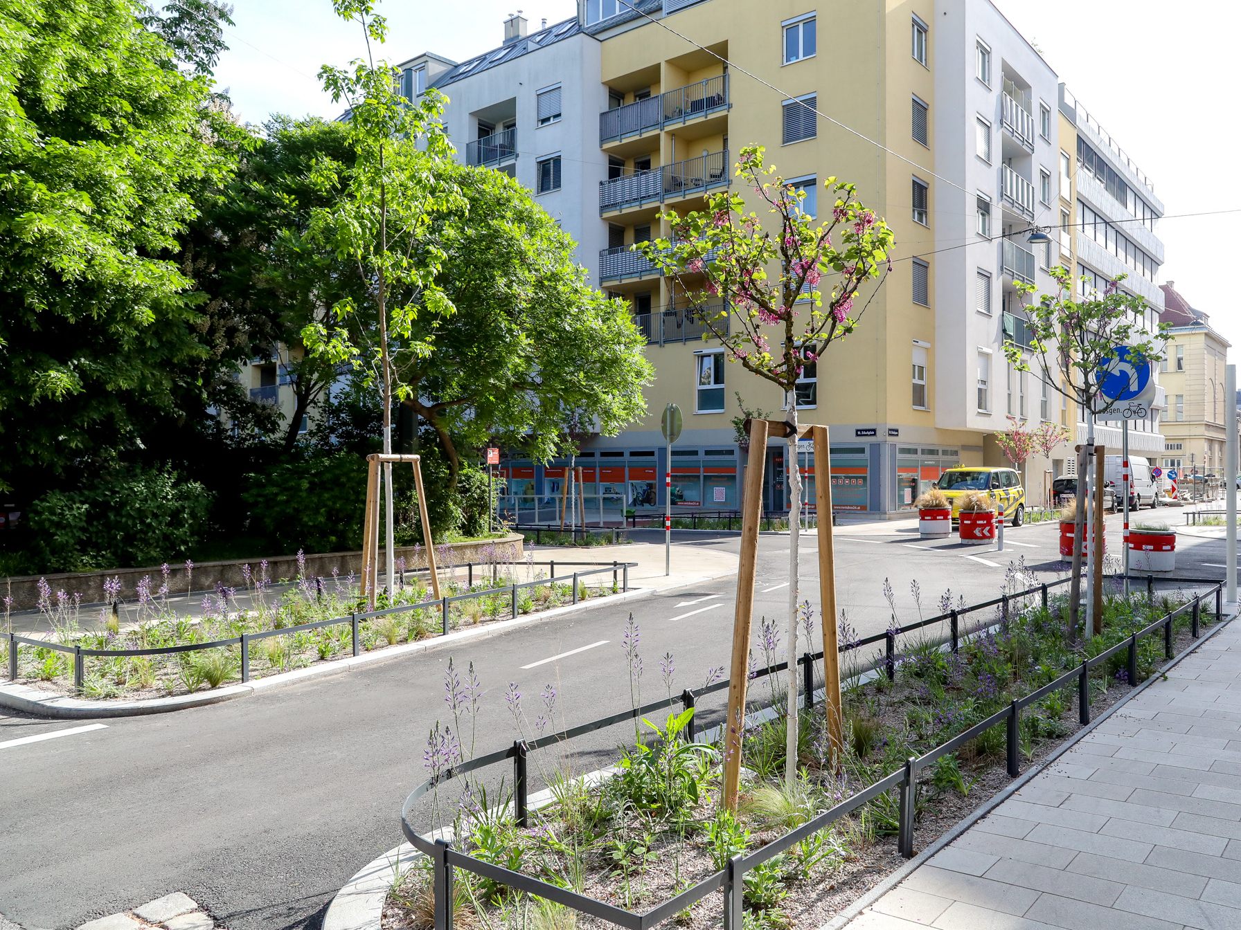 Im Supergrätzl Favoriten sorgen künftig mehr als 60 neue Bäume und 94 Grünflächen für deutlich mehr Abkühlung und Schatten. Im Supergrätzl Favoriten sorgen künftig mehr als 60 neue Bäume und 94 Grünflächen für deutlich mehr Abkühlung und Schatten.