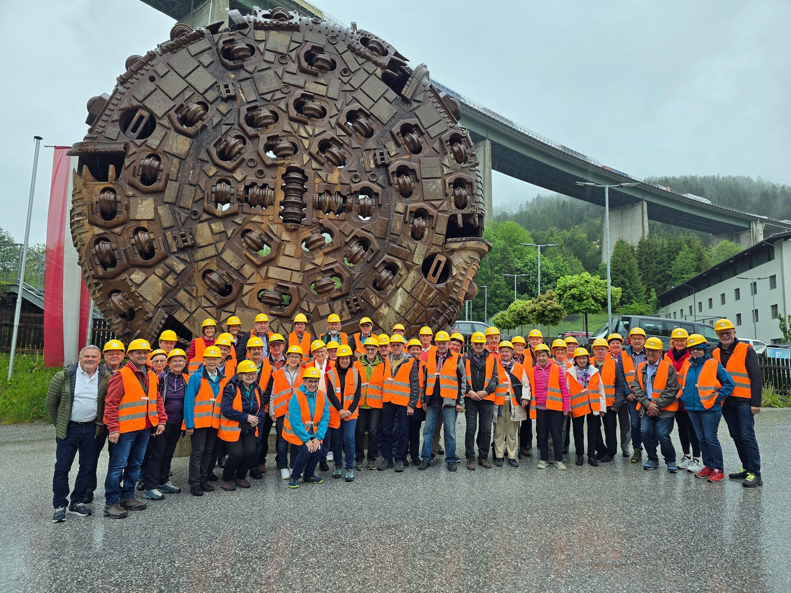 Die Bludenzer Senioren vor der gigantischen Tunnelbohrmaschine Die Bludenzer Senioren vor der gigantischen Tunnelbohrmaschine