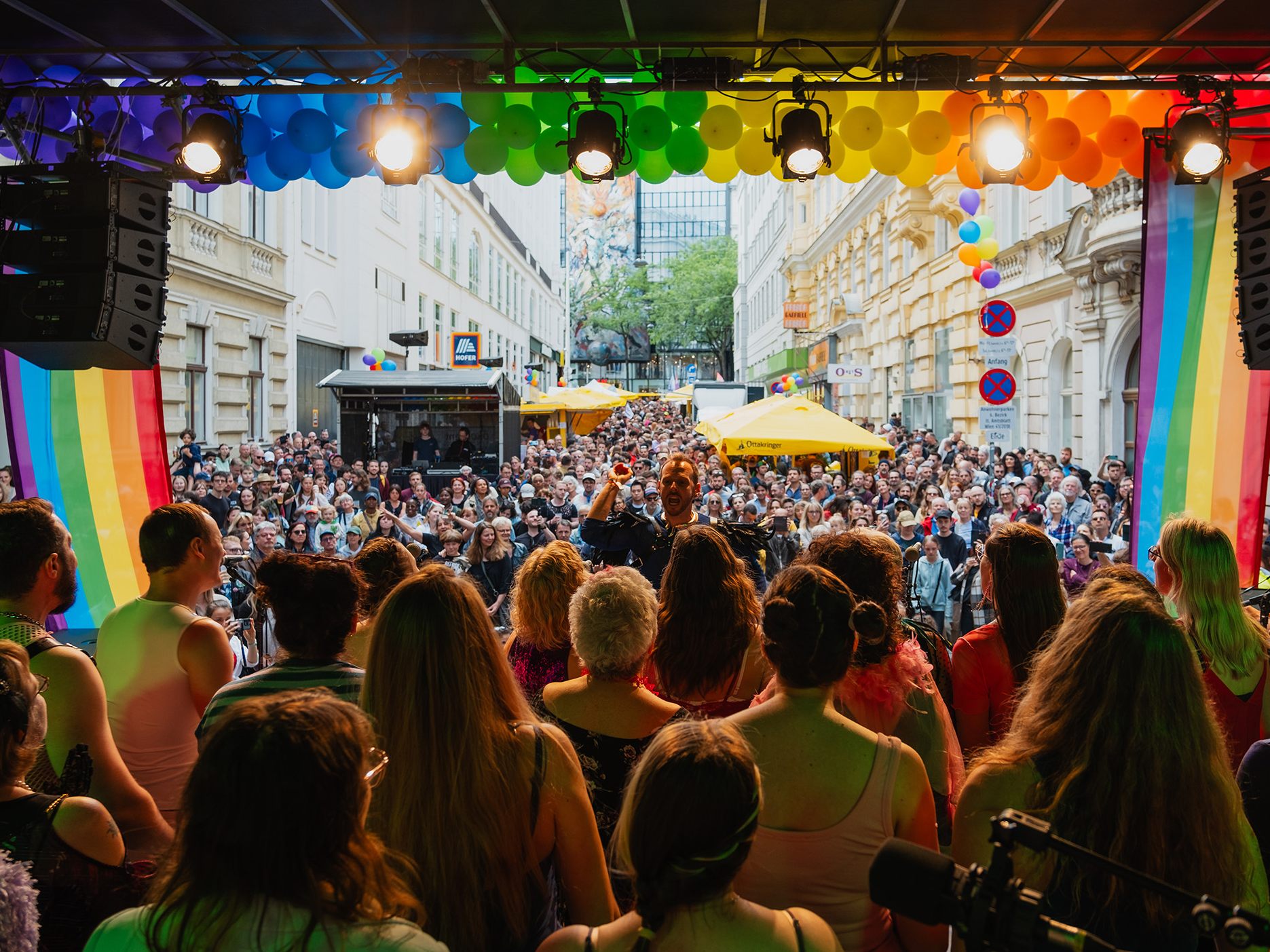 Mariahilfs Straßenfest "andersrum ist nicht verkehrt" läutet die Vienna Pride Week ein. Mariahilfs Straßenfest "andersrum ist nicht verkehrt" läutet die Vienna Pride Week ein.