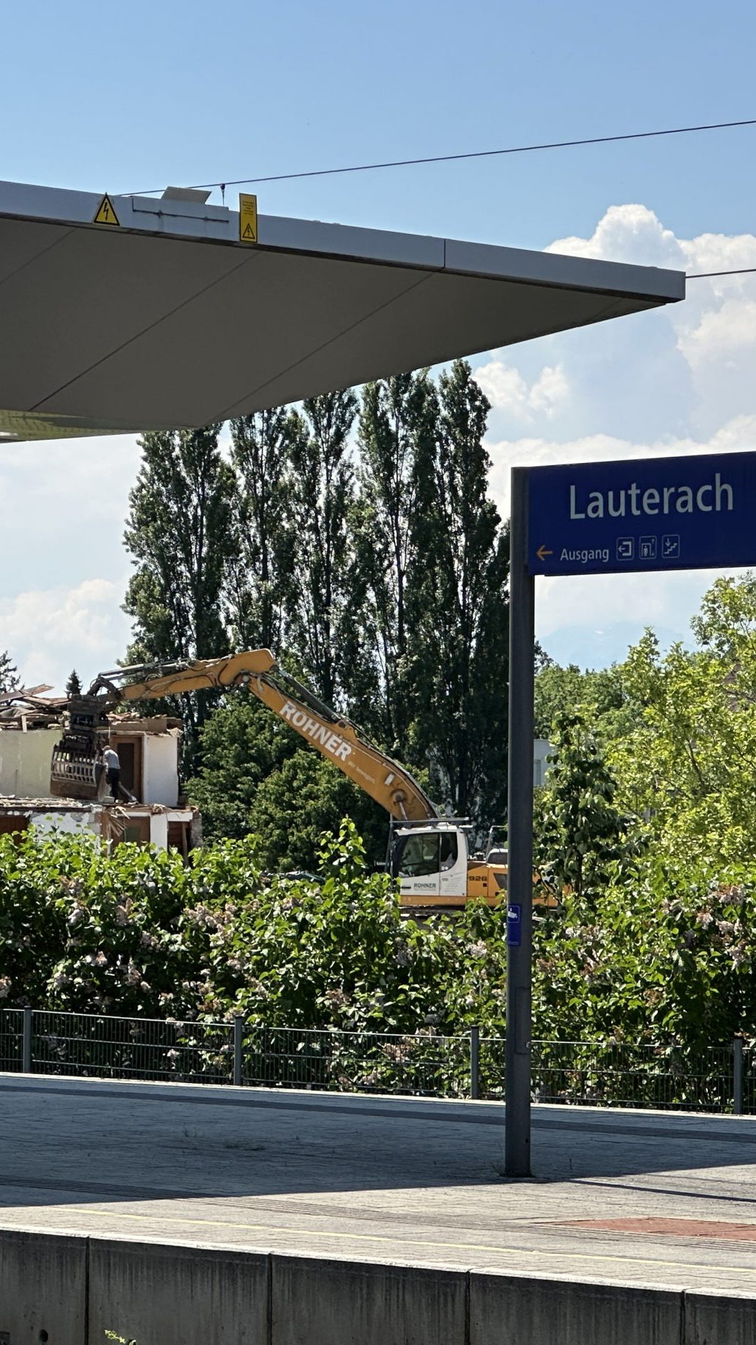 Von der Bahn-Haltestelle Unterfeld aus ist die Baustelle gut zu sehen.