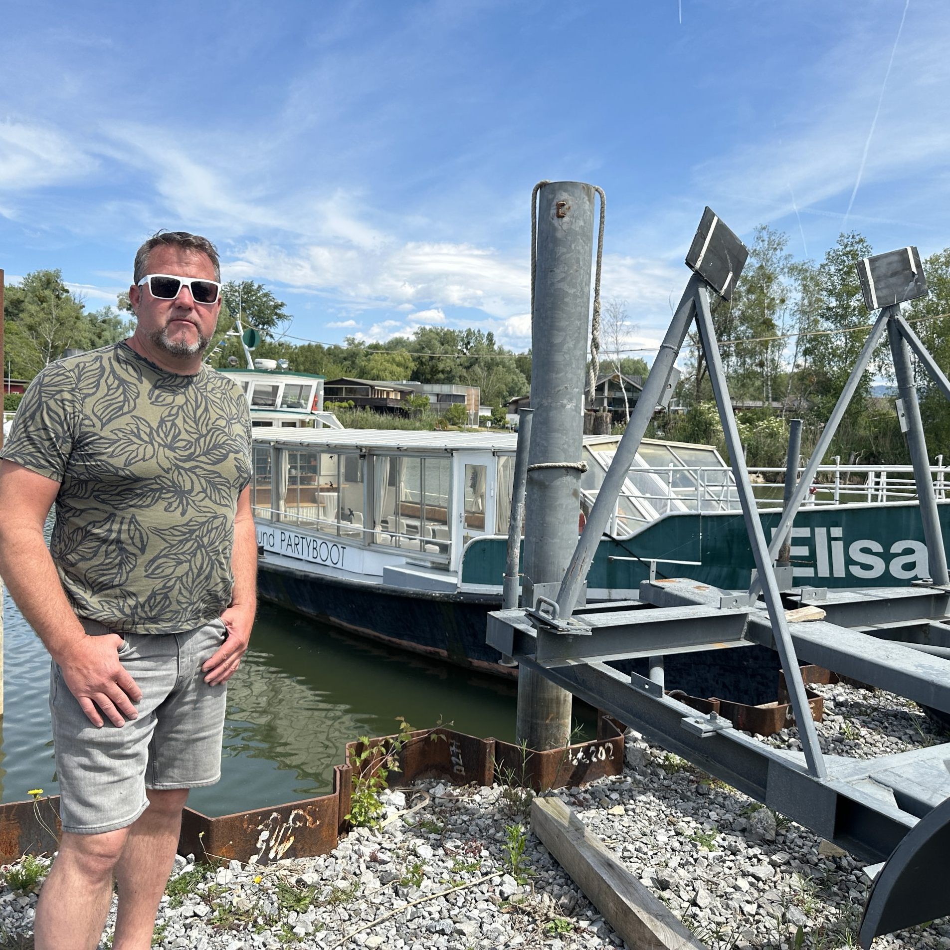 Dieter Salzmann vor seinem Partyschiff in der Werft.