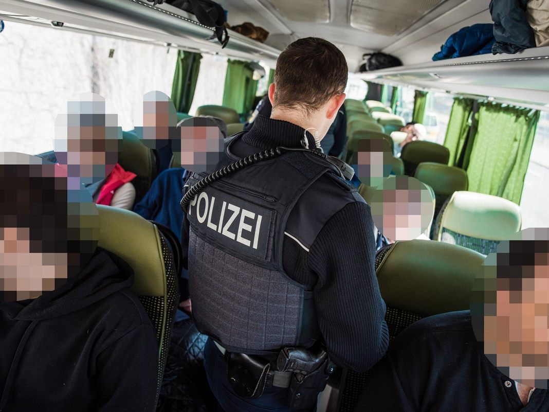 Bundespolizei Lindau stoppt unerlaubte Einreiseversuche. Bundespolizei Lindau stoppt unerlaubte Einreiseversuche.
