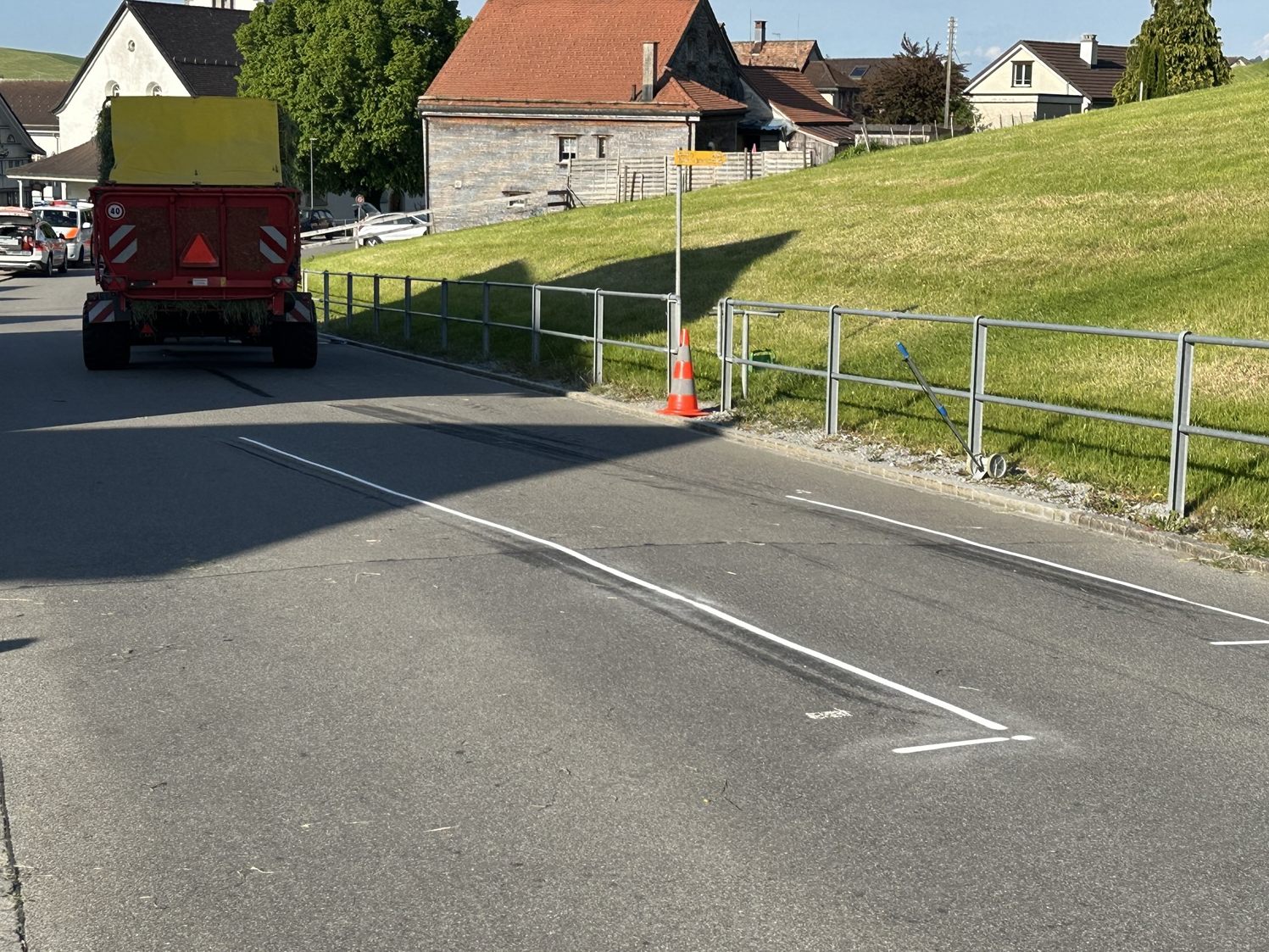 Ein vierjähriger Bub ist am Montagabend in Hundwil von einem Traktor erfasst und lebensgefährlich verletzt worden. Ein vierjähriger Bub ist am Montagabend in Hundwil von einem Traktor erfasst und lebensgefährlich verletzt worden.