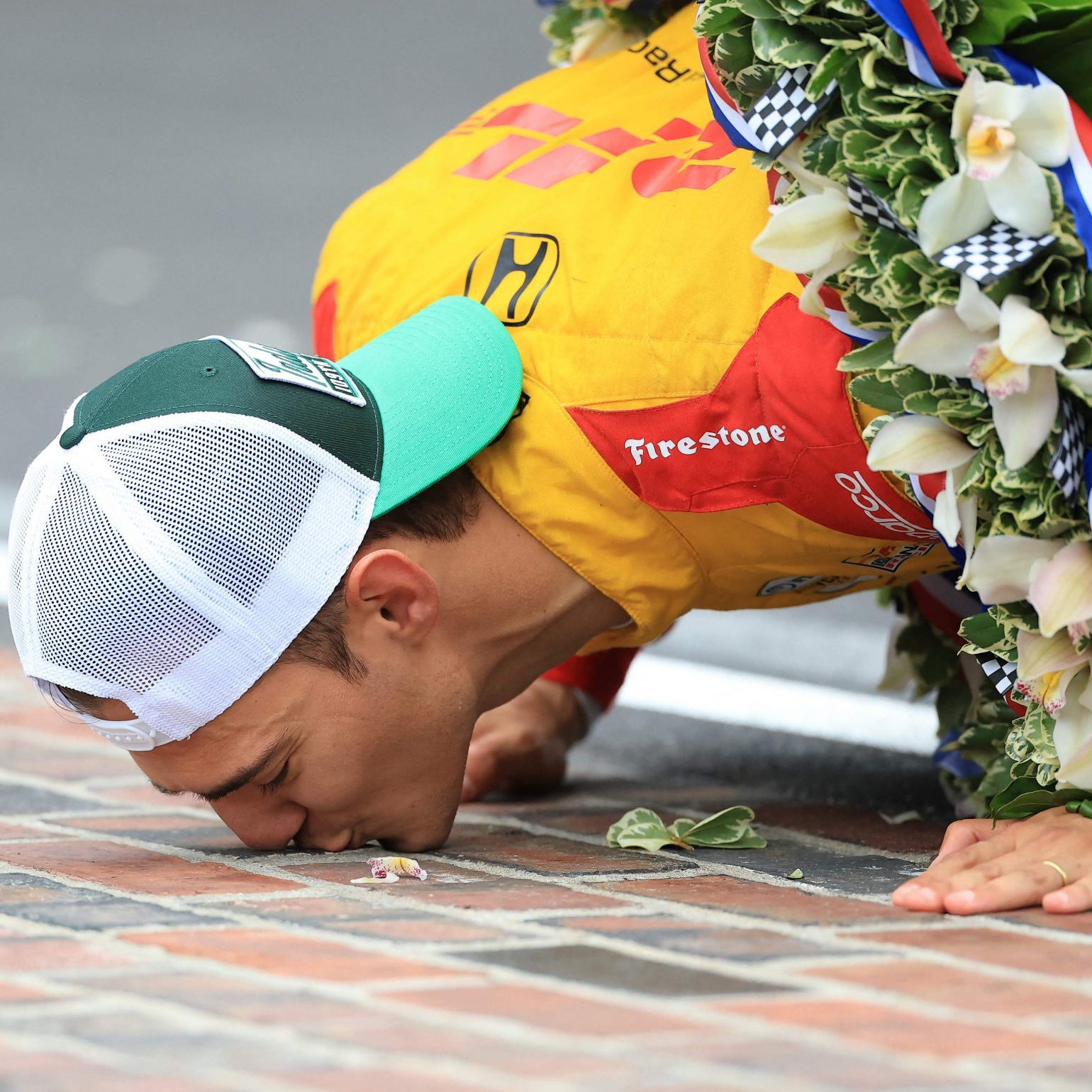 Alex Palou küsst die Überbleibsel des legendären Brickyard