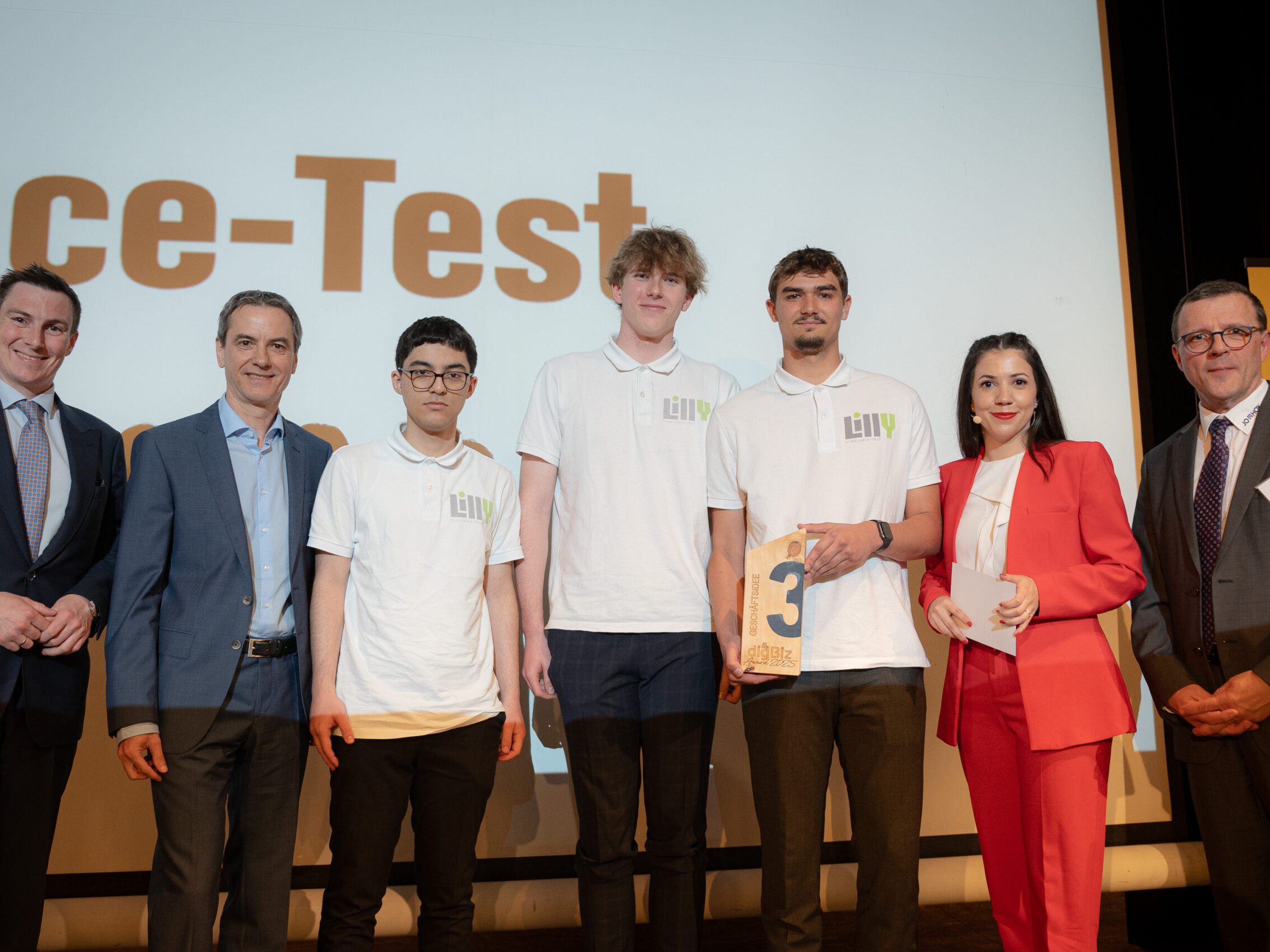 Luca Fleisch, Semih Özalp und Max Fuchs, mit Projektcoach Monika Madl und Direktor Weber Luca Fleisch, Semih Özalp und Max Fuchs, mit Projektcoach Monika Madl und Direktor Weber