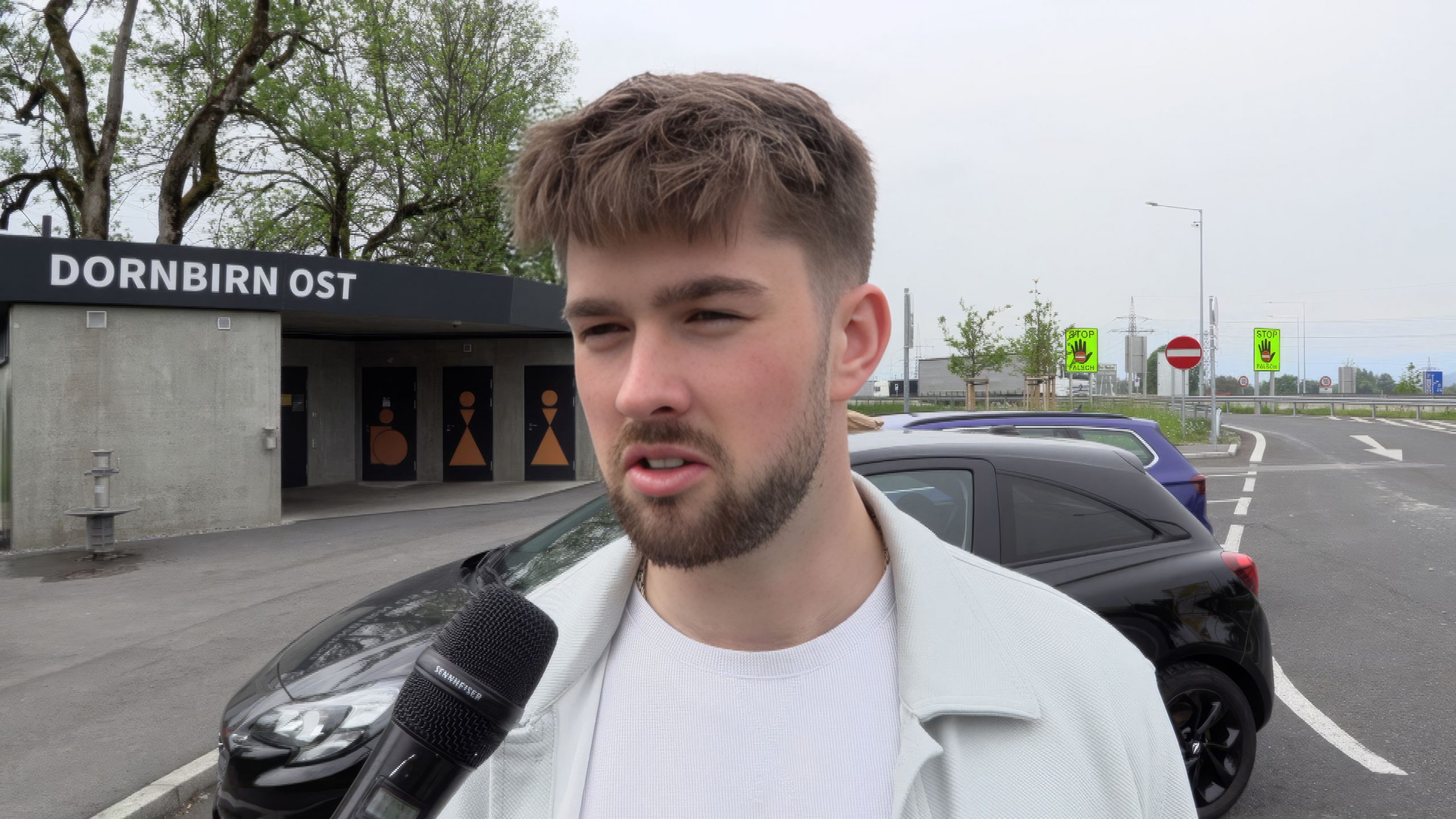 Daniels Auto wurde durch die Steine beschädigt. Daniels Auto wurde durch die Steine beschädigt.