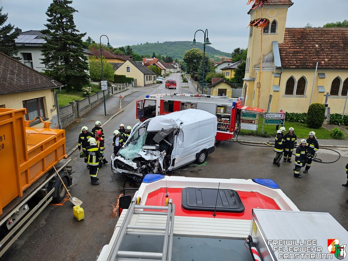 Der Lenker des Kastenwagens verstarb noch an der Unfallstelle. Der Lenker des Kastenwagens verstarb noch an der Unfallstelle.
