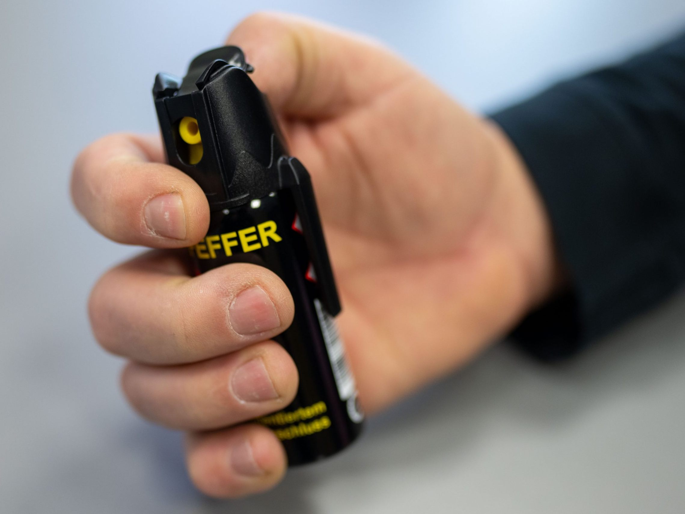 Der Ladendieb zückte plötzlich ein Pfefferspray. Der Ladendieb zückte plötzlich ein Pfefferspray.