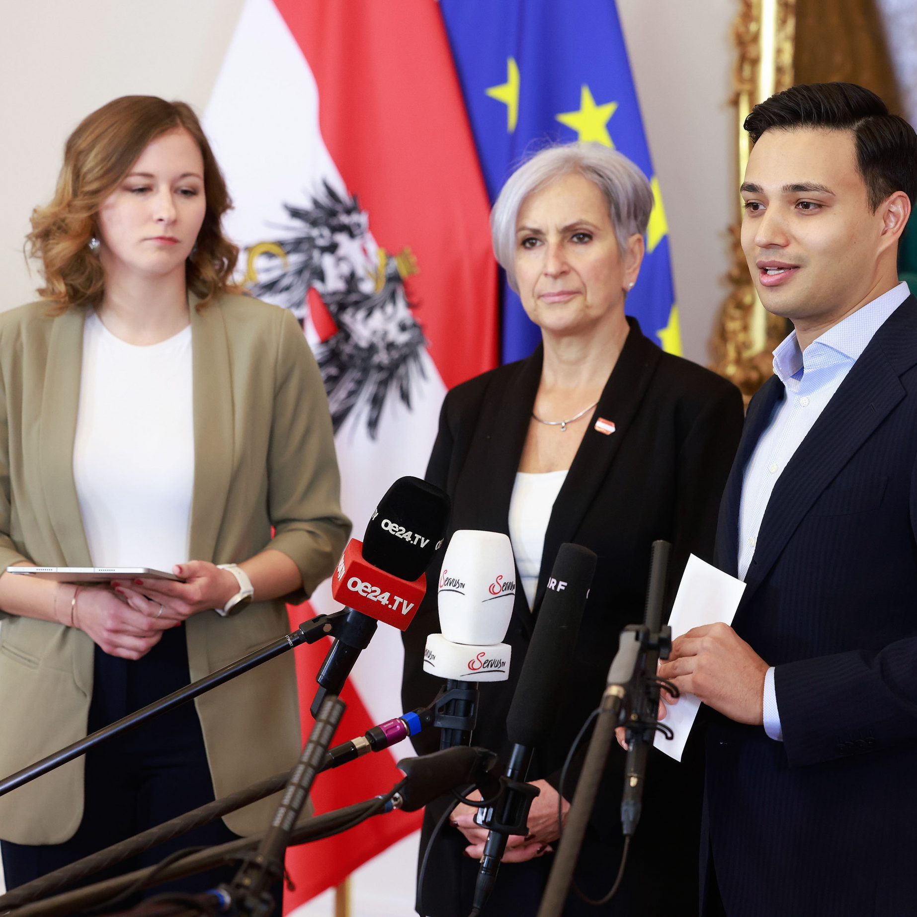 Kanzleramtsministerin Claudia Plakolm (ÖVP), Justizministerin Anna Sporrer (SPÖ) und NEOS-Klubobmann Yannick Shetty