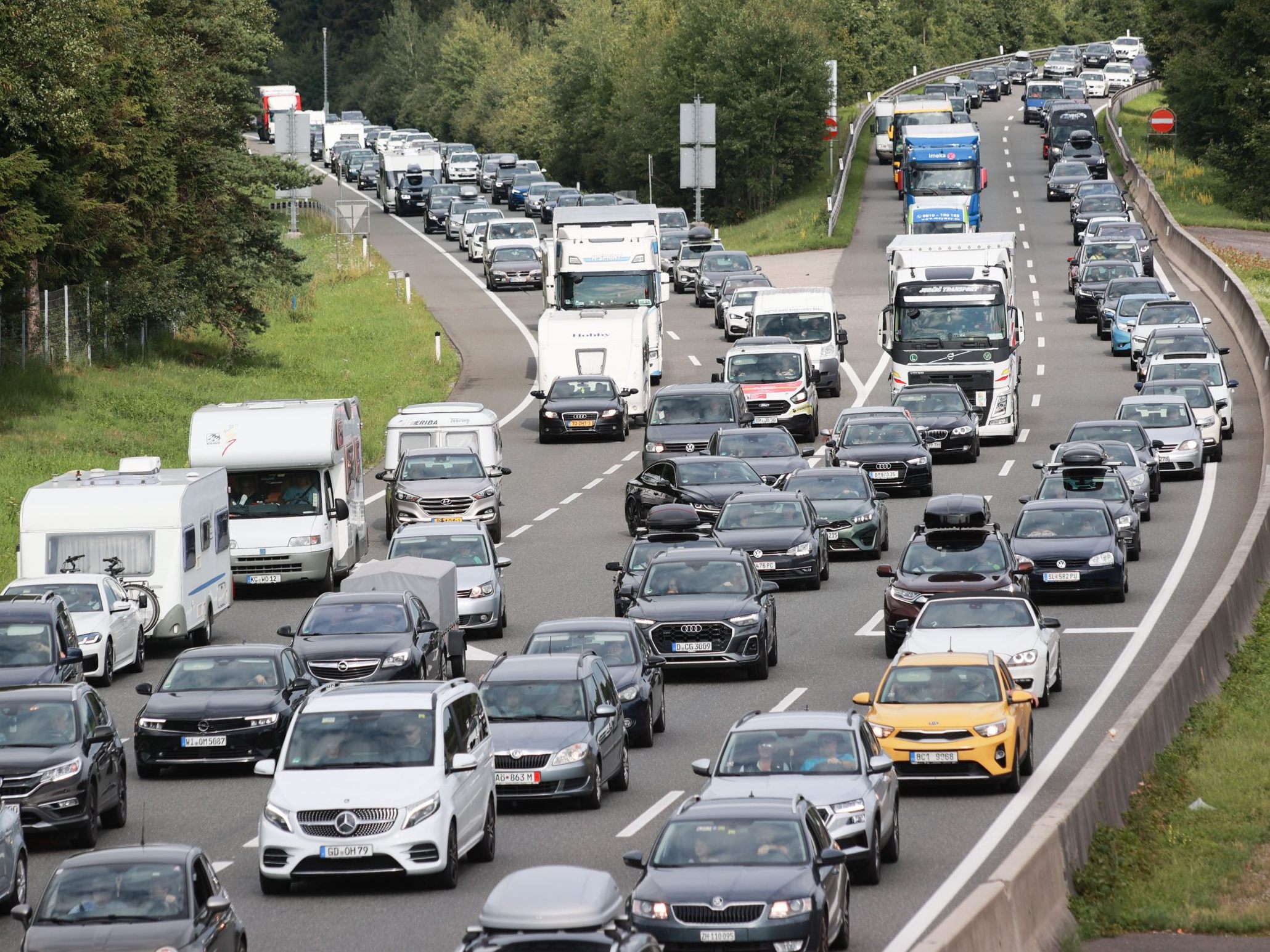 Das lange Wochenende bringt wieder Staus und Verzögerungen auf den Straßen. Das lange Wochenende bringt wieder Staus und Verzögerungen auf den Straßen.