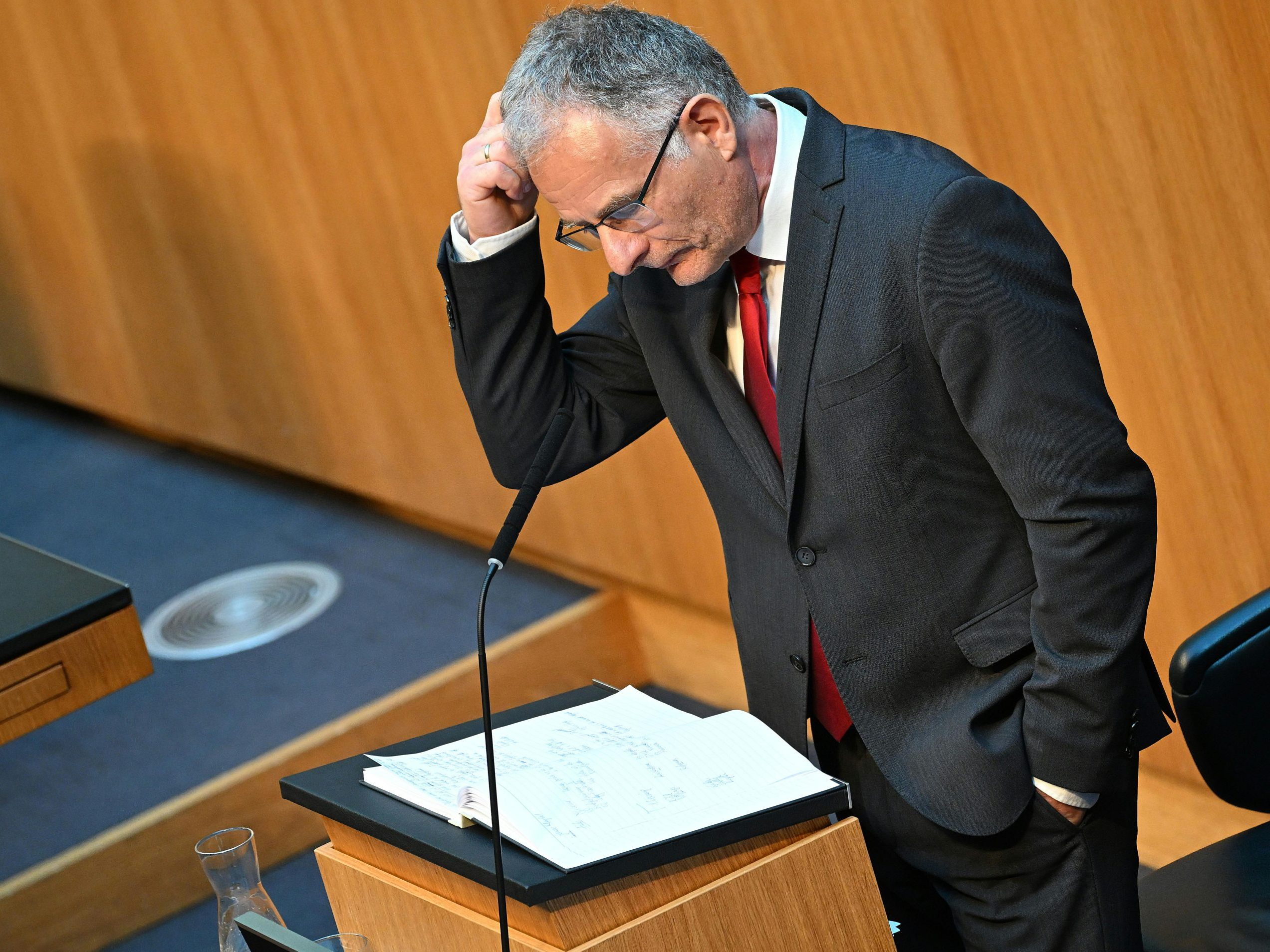 Finanzminister Marterbauer kündigt eine umfassende Budgetsanierung an, die alle Österreicherinnen und Österreicher treffen wird.