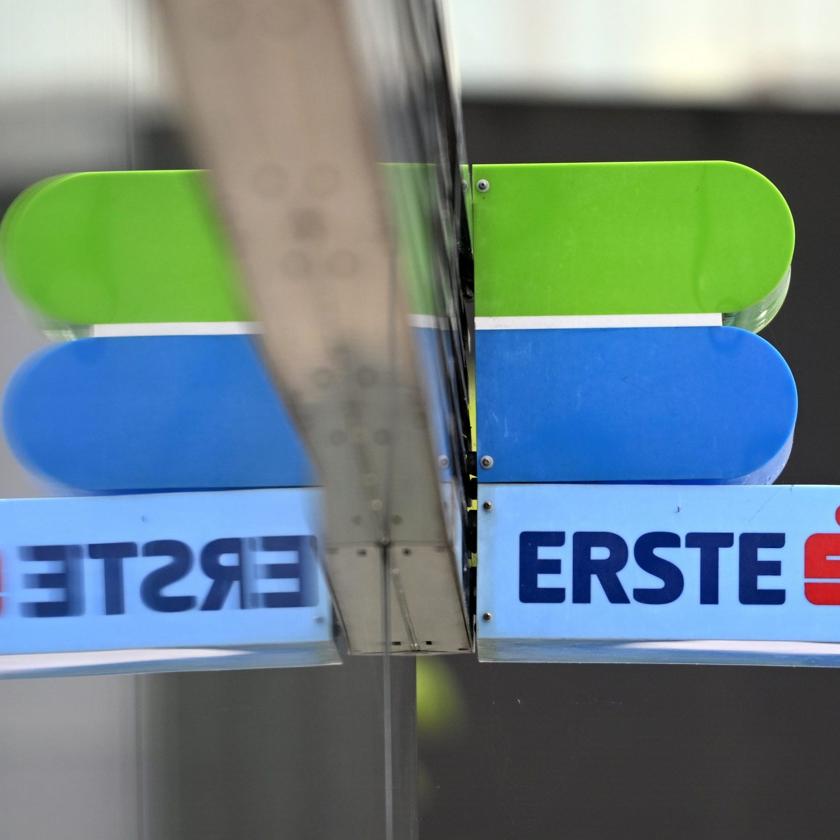 Die Erste Group steigt in Polen ein und erwirbt für rund 6,8 Mrd. Euro einen "beherrschenden Anteil von 49 Prozent" an der Santander Bank Polska.