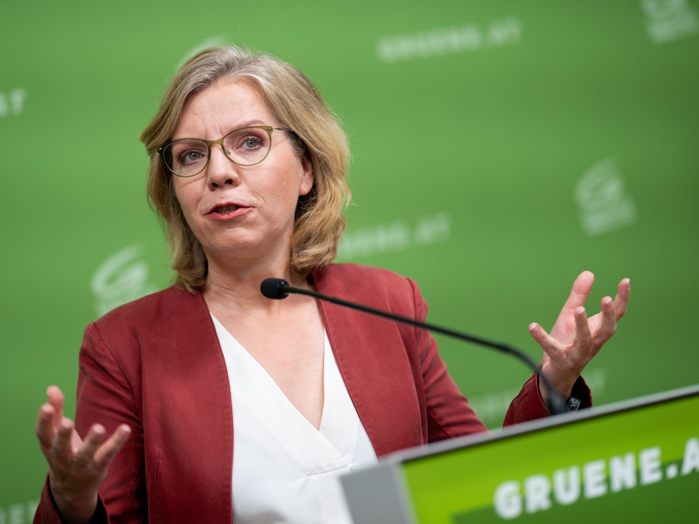 "Wir erleben eine Bundesregierung, die lieber abräumt als einspart", so Gewessler.