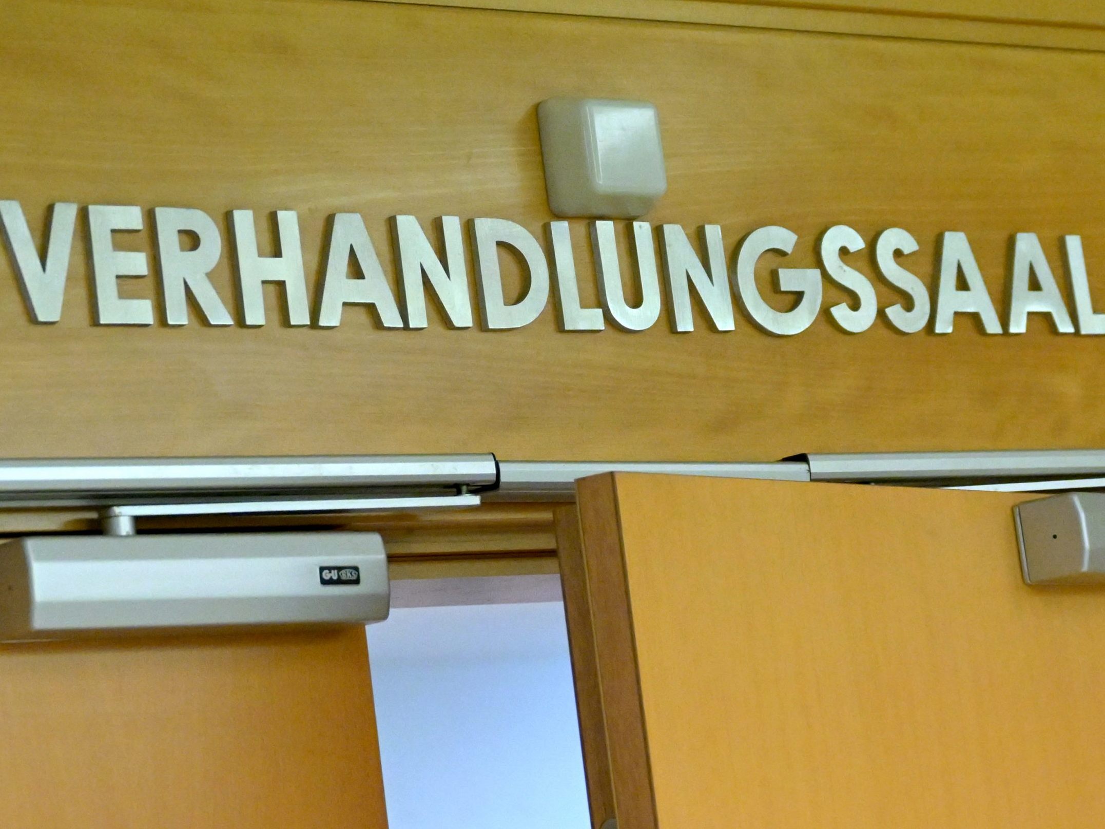 Falsche Kriminalbeamte wurden in Wien zu mehrjährigen Haftstrafen verurteilt. Falsche Kriminalbeamte wurden in Wien zu mehrjährigen Haftstrafen verurteilt.