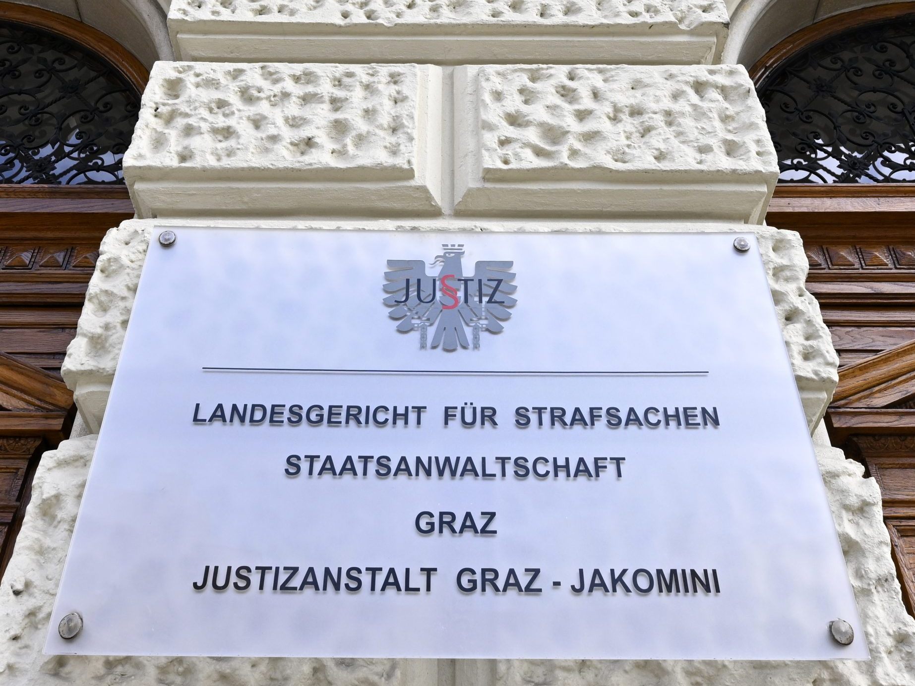 Für eine Person reichen mildere Maßnahmen aus, so die Staatsanwaltschaft. Für eine Person reichen mildere Maßnahmen aus, so die Staatsanwaltschaft.