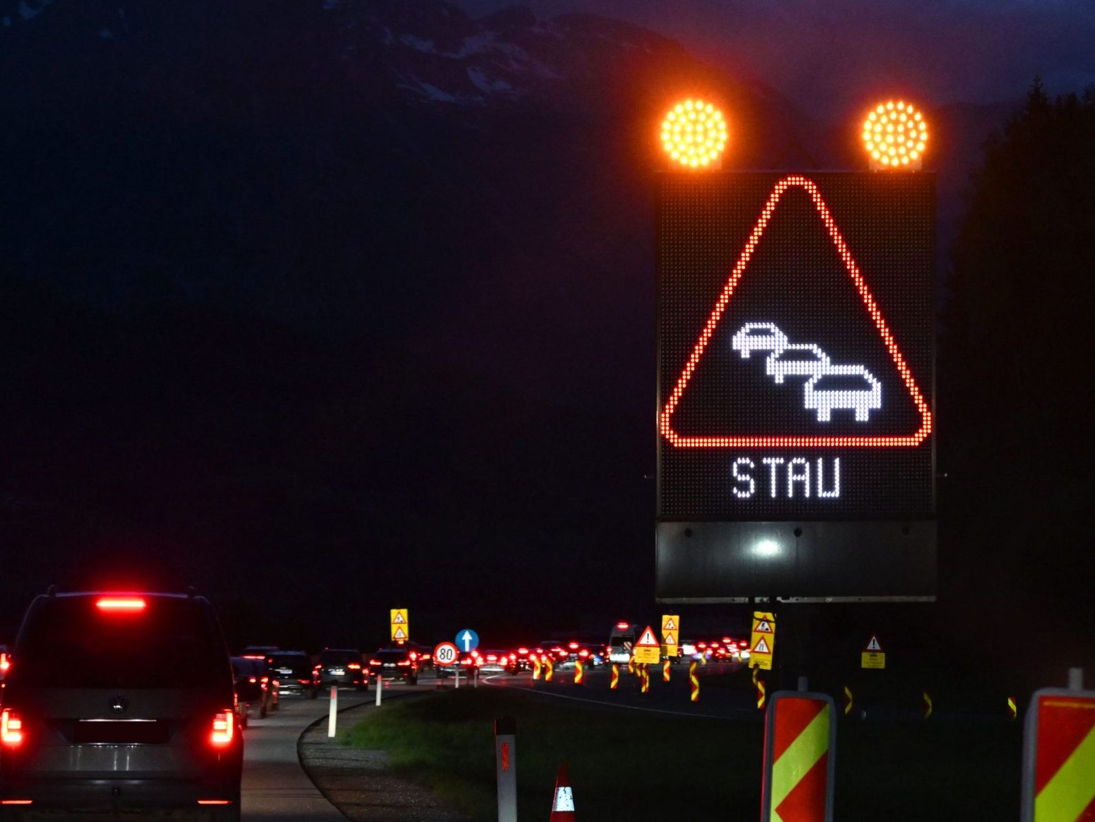 Langes Wochenende: Staus auf A10 und volle Züge erwartet – ÖAMTC warnt
