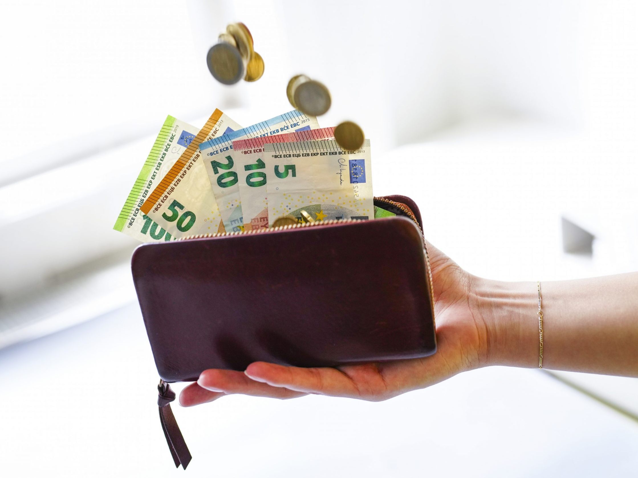 Auch der Bildungsbonus wird gestrichen. Auch der Bildungsbonus wird gestrichen.