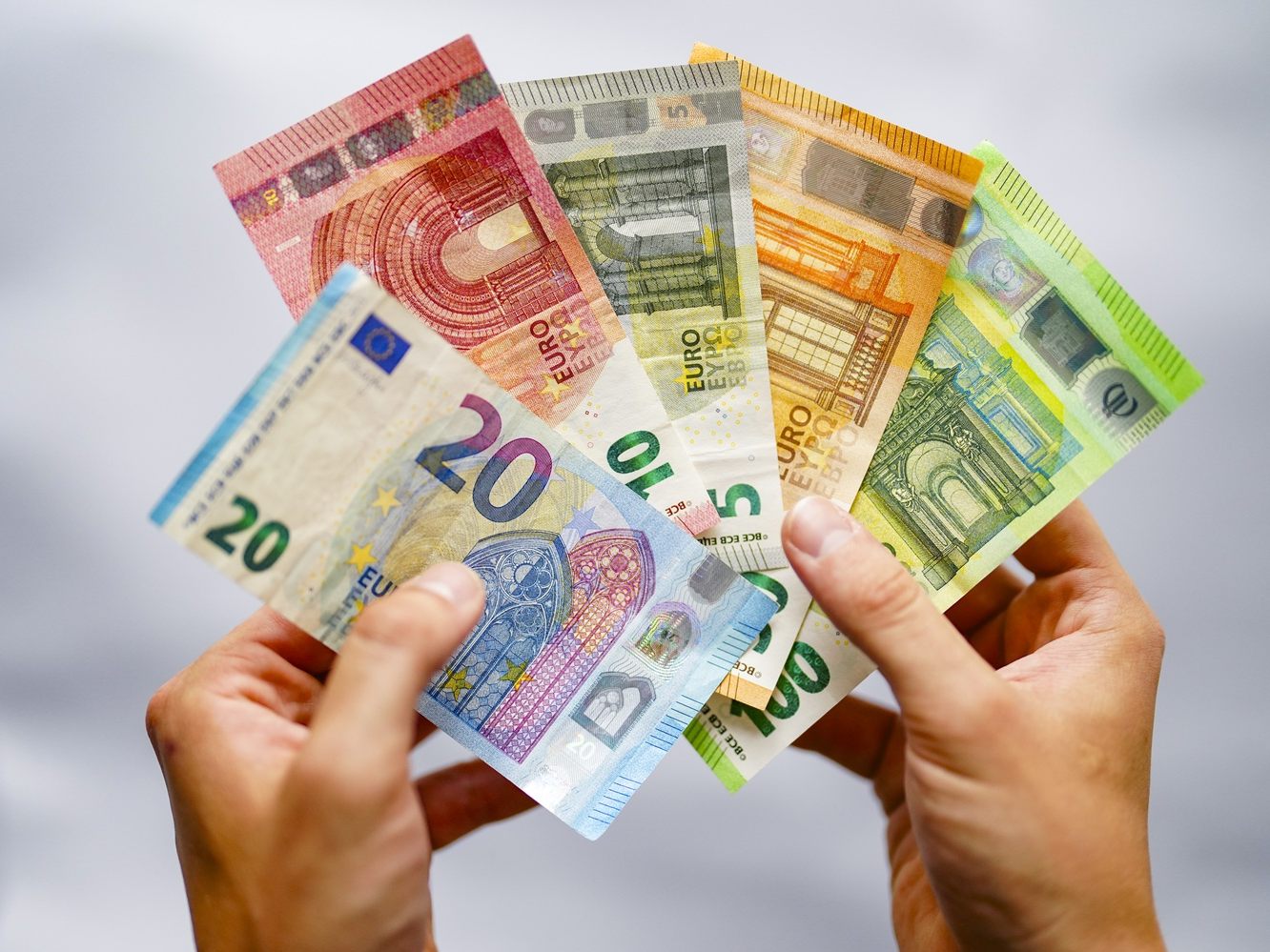 Die Europäische Zentralbank (EZB) hat erneut die Zinsen gesenkt - und das könnte direkte Auswirkungen auf deinen Geldbeutel haben! Die Europäische Zentralbank (EZB) hat erneut die Zinsen gesenkt - und das könnte direkte Auswirkungen auf deinen Geldbeutel haben!