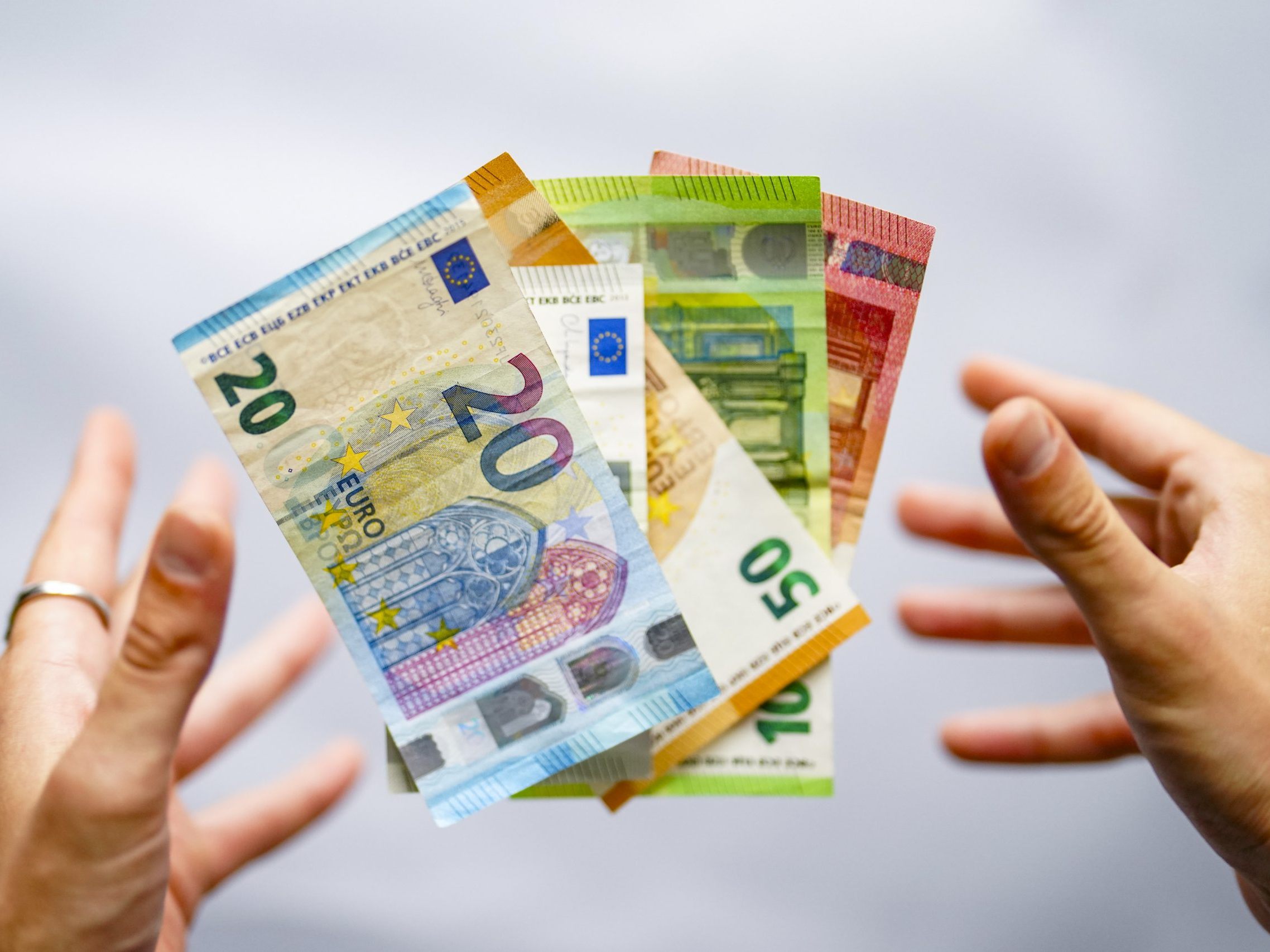 Ein Drittel ortet bei sich eine finanziell angespannte Lage. Ein Drittel ortet bei sich eine finanziell angespannte Lage.