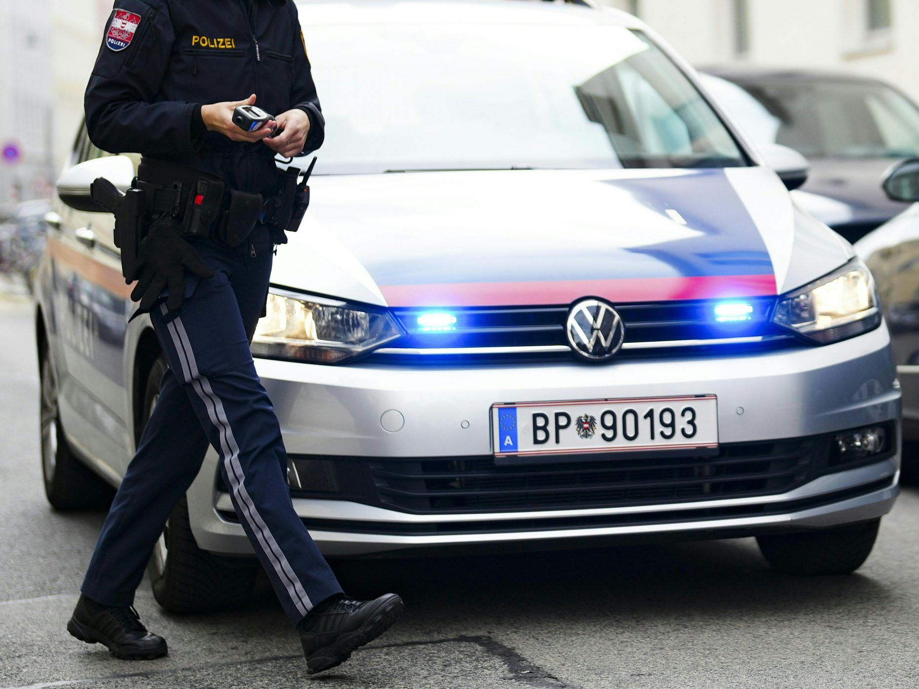 Die Polizisten wurden von dem Mann und der Frau angegriffen. Die Polizisten wurden von dem Mann und der Frau angegriffen.