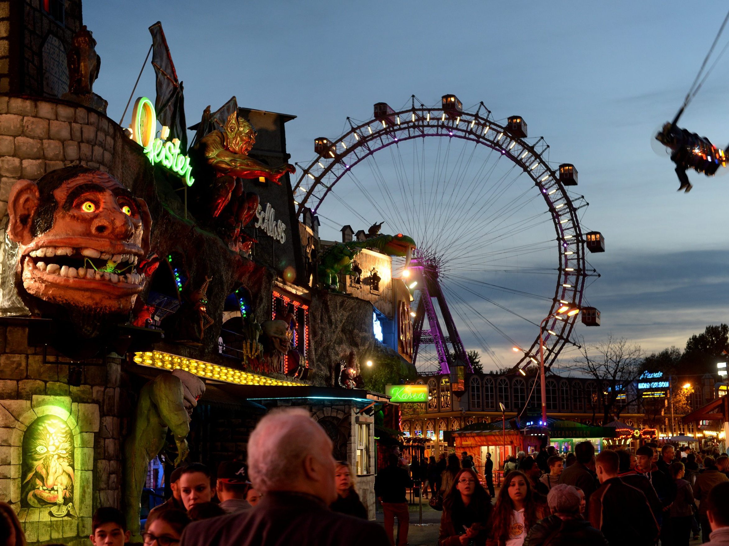 Ein Fahrgeschäft aus dem Wiener Prater steht nun in Basel vor dem Museum Tingueley. Ein Fahrgeschäft aus dem Wiener Prater steht nun in Basel vor dem Museum Tingueley.