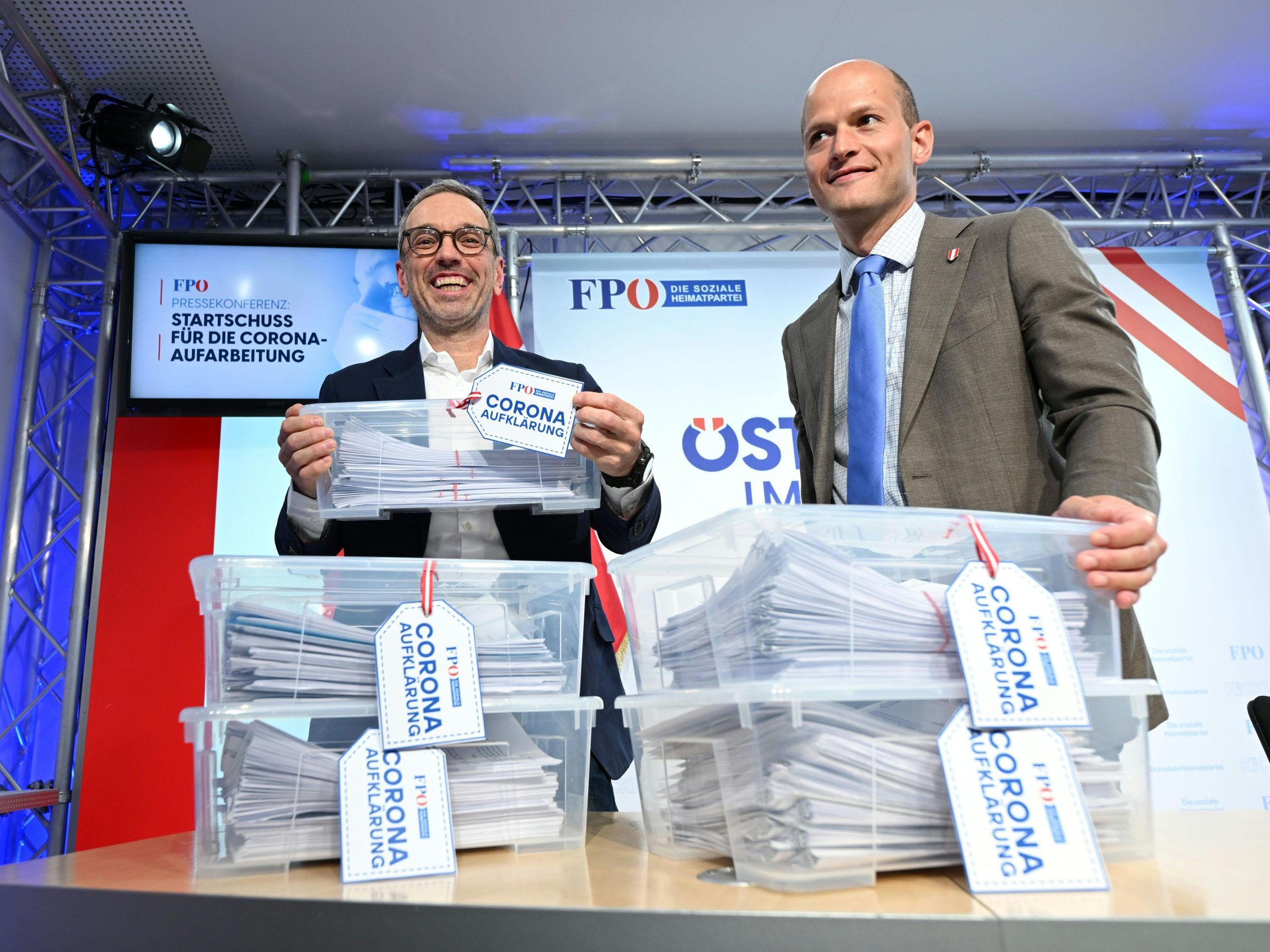 Die FPÖ will die Corona-Zeit mit 827 parlamentarischen Anfragen aufarbeiten. Die FPÖ will die Corona-Zeit mit 827 parlamentarischen Anfragen aufarbeiten.
