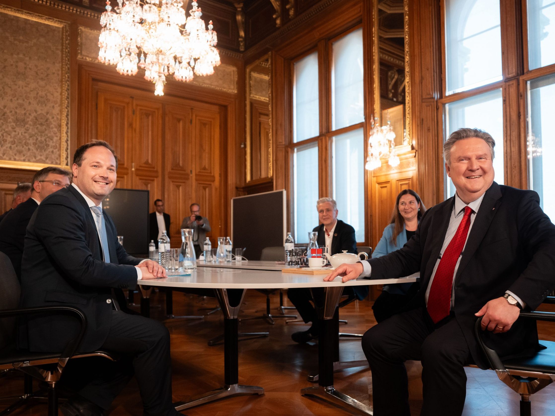 Die erste Sondierungsrunde ist mit den heutigen Terminen somit beendet worden. Die erste Sondierungsrunde ist mit den heutigen Terminen somit beendet worden.