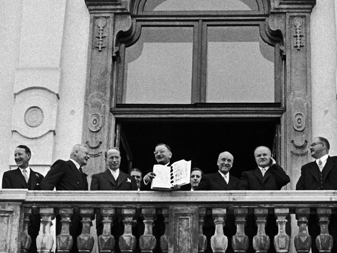 Österreichs Außenminister Leopold Figl präsentiert den österreichischen Staatsvertrag in Wien, 1955. Österreichs Außenminister Leopold Figl präsentiert den österreichischen Staatsvertrag in Wien, 1955.