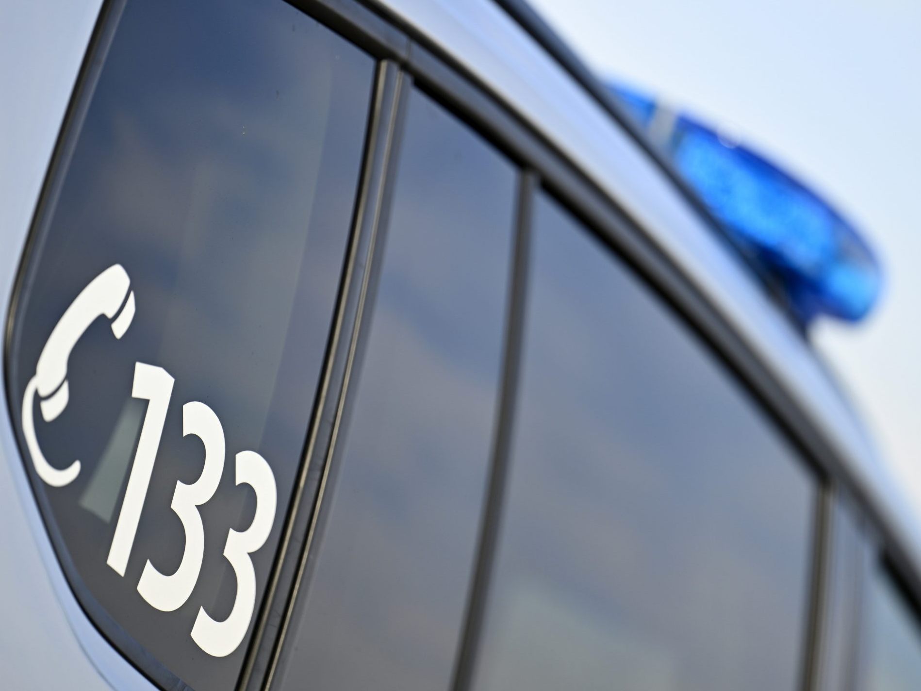Die alarmierte Polizei verhaftete eine 19-Jährige.