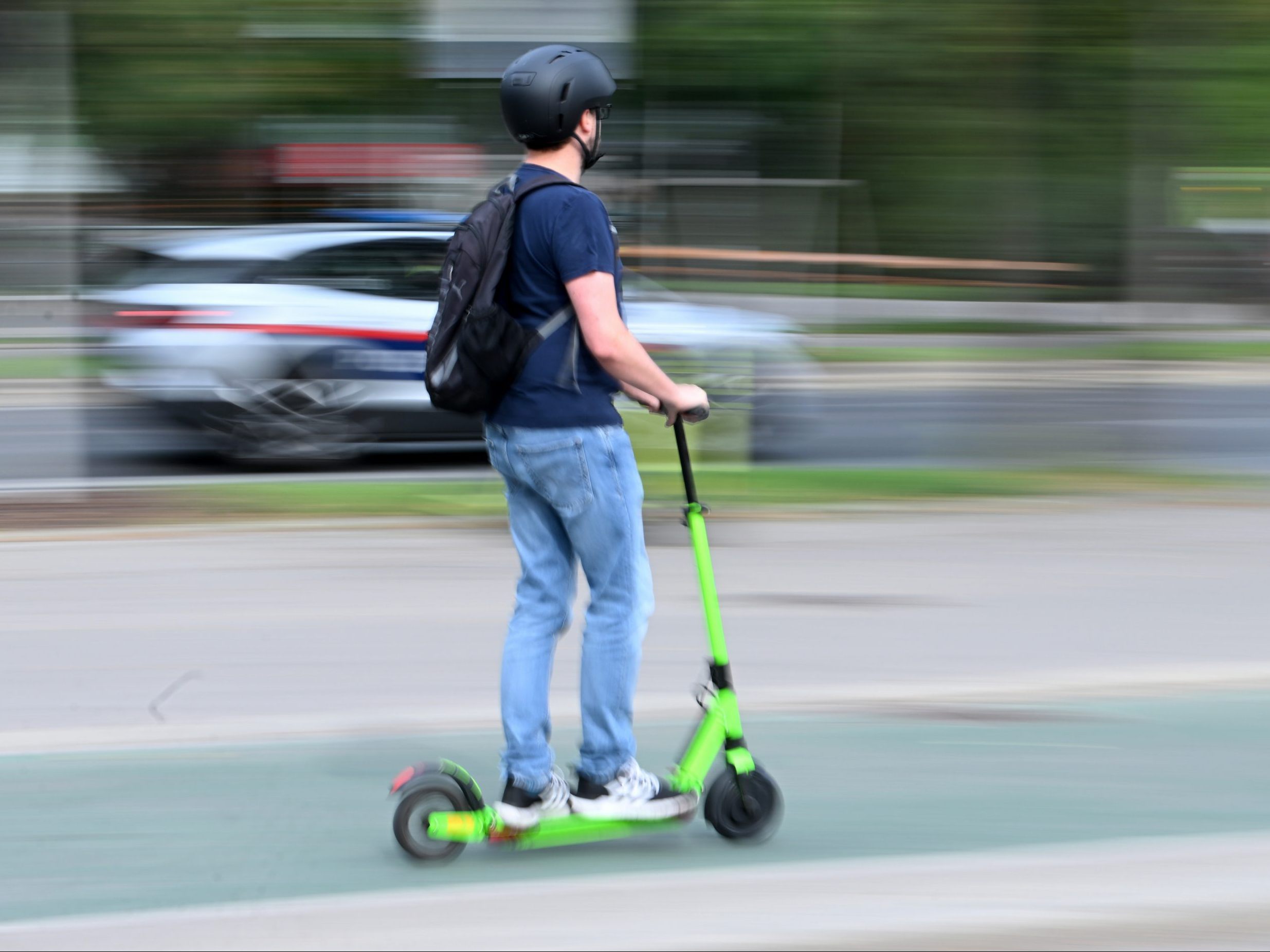 Nur zwölf Prozent der E-Scooter-Fahrer sind laut ÖAMTC mit Helm unterwegs. Nur zwölf Prozent der E-Scooter-Fahrer sind laut ÖAMTC mit Helm unterwegs.