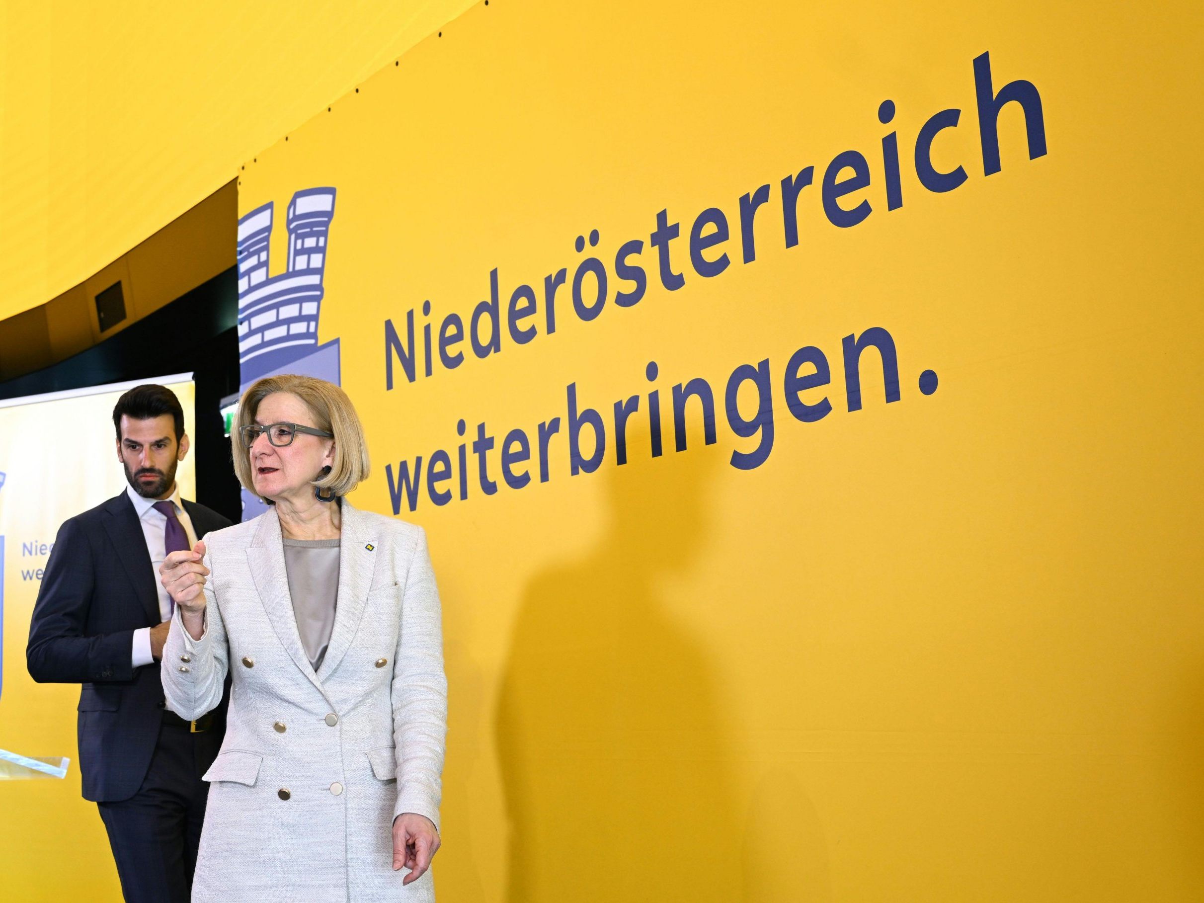 Die eigene Gemeinde sei für viele Landsleute ein wichtiger Identitätsfaktor, so Niederösterreichs Landeschefin Mikl Leitner (vorne). Die eigene Gemeinde sei für viele Landsleute ein wichtiger Identitätsfaktor, so Niederösterreichs Landeschefin Mikl Leitner (vorne).