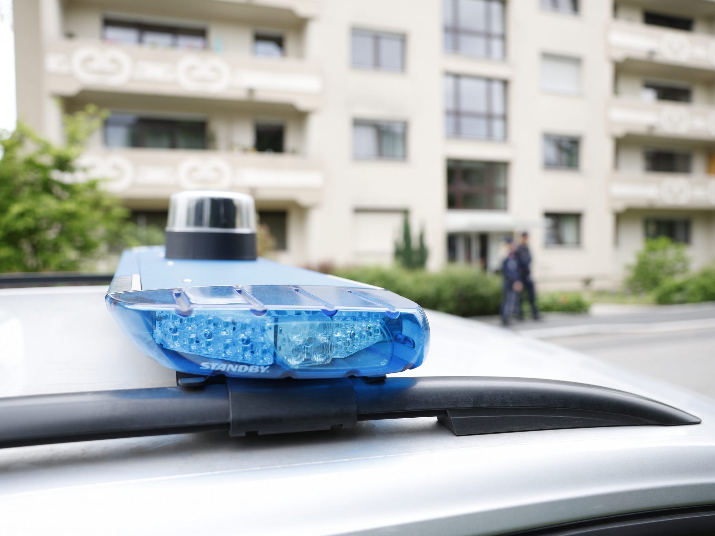 Ein Polizeiauto nach dem Tod einer Frau in Graz. Ein Polizeiauto nach dem Tod einer Frau in Graz.