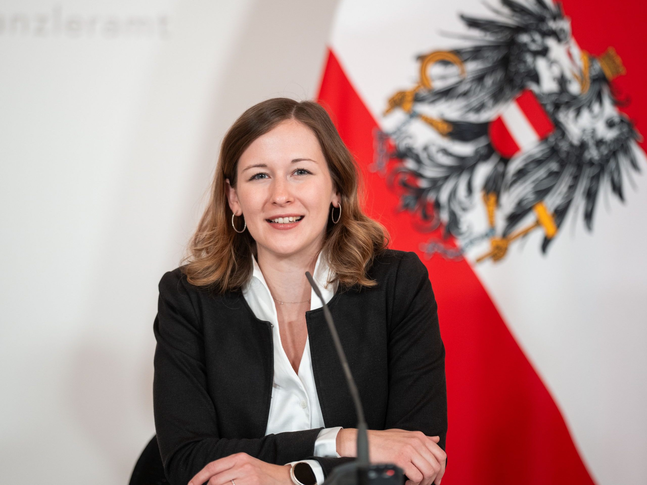Das Pressefoyer nach dem Ministerrat findet unter anderem mit Bundesministerin Claudia Plakolm (ÖVP) statt. Das Pressefoyer nach dem Ministerrat findet unter anderem mit Bundesministerin Claudia Plakolm (ÖVP) statt.
