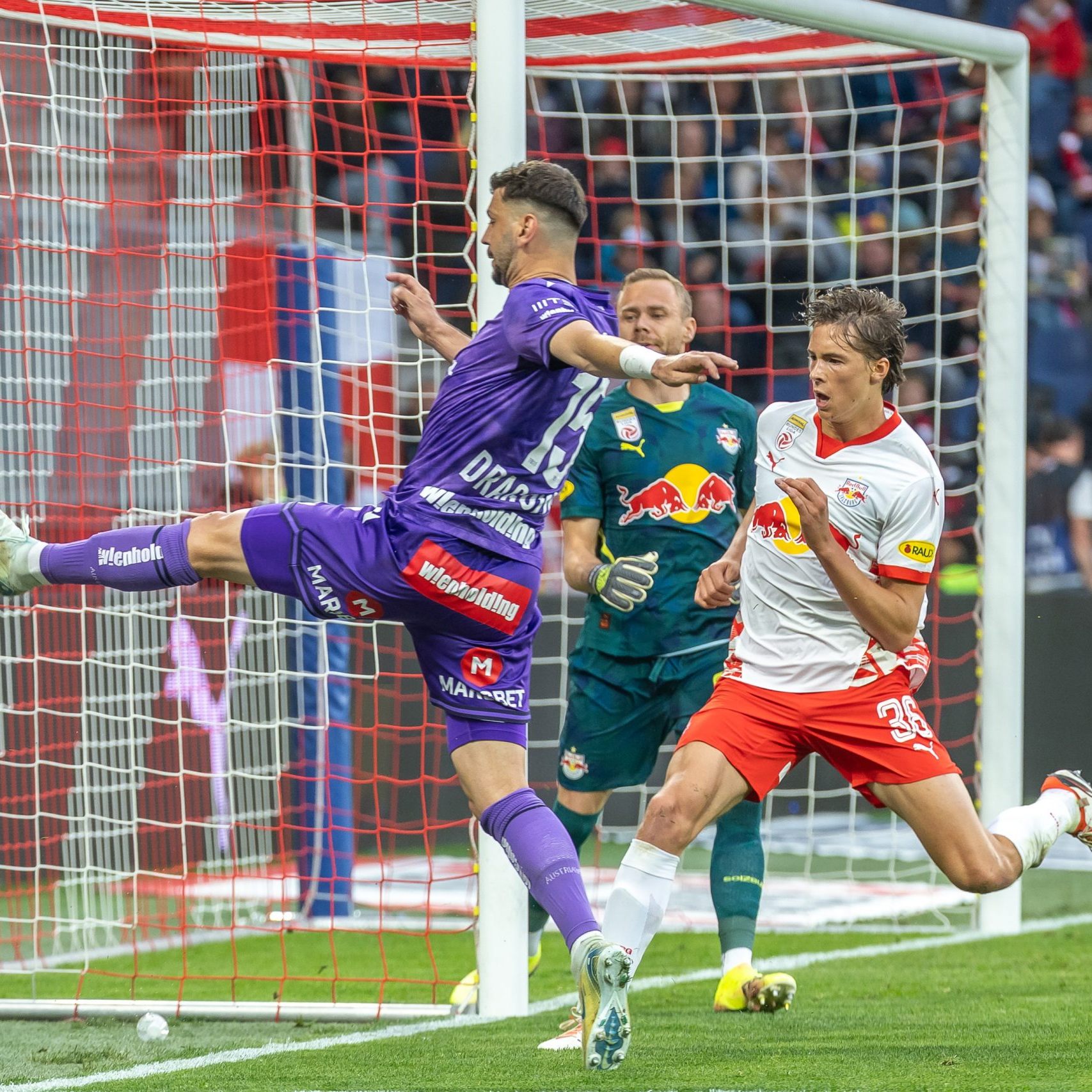 In Salzburg verloren die "Veilchen" mit 0:2 und fielen auf den zweiten Platz.