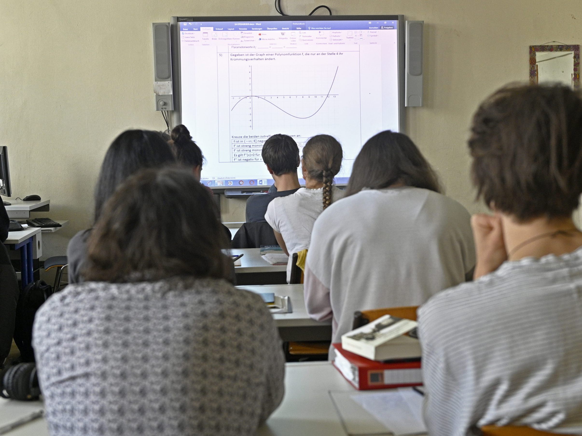Erstmals legt ein Bundesland einen eigenen Bildungsbericht vor – mit klaren Handlungsempfehlungen. Erstmals legt ein Bundesland einen eigenen Bildungsbericht vor – mit klaren Handlungsempfehlungen.