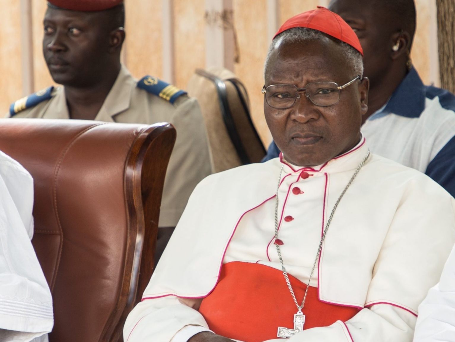 Der aus Burkina Faso stammende Kardinal Philippe Ouédraogo (rechts) könnte aufgrund unklarer Altersangaben nicht wahlberechtigt sein. Der aus Burkina Faso stammende Kardinal Philippe Ouédraogo (rechts) könnte aufgrund unklarer Altersangaben nicht wahlberechtigt sein.