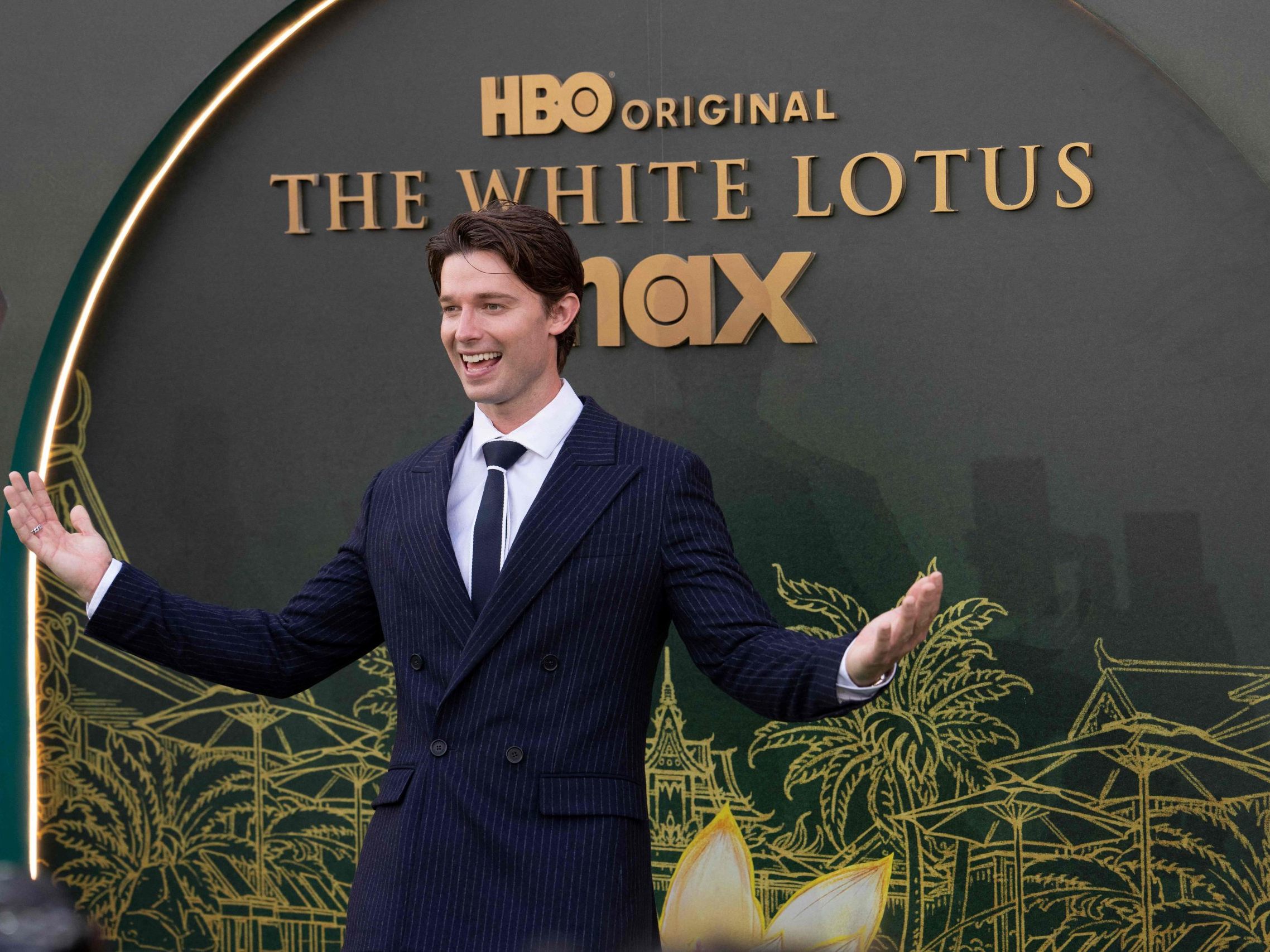 Könnte Patrick Schwarzenegger etwas damit zu tun haben, dass die vierte Staffel von "The White Lotus" in Österreich gedreht werden soll? Könnte Patrick Schwarzenegger etwas damit zu tun haben, dass die vierte Staffel von "The White Lotus" in Österreich gedreht werden soll?