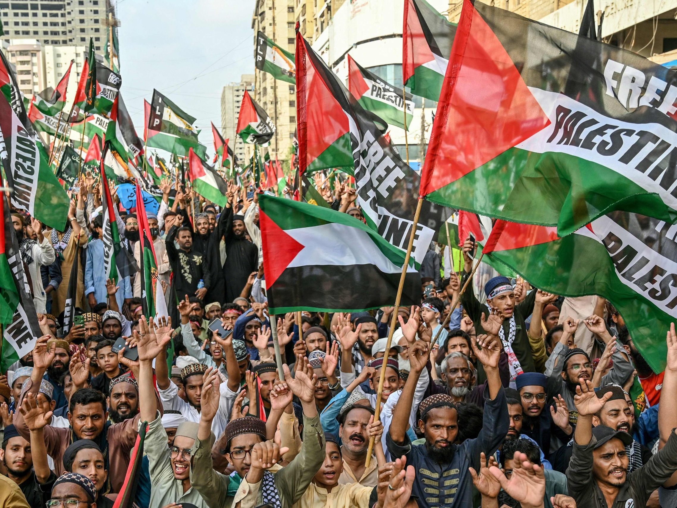 Sunnitische Muslime protestieren in Karachi aus Solidarität für die Menschen in Gaza. Sunnitische Muslime protestieren in Karachi aus Solidarität für die Menschen in Gaza.