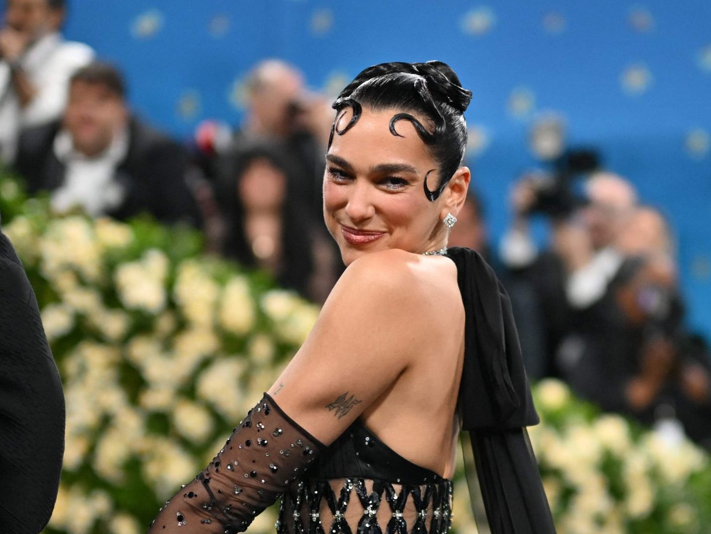 Dua Lipa überrascht ihre Fans und singt auf Deutsch.