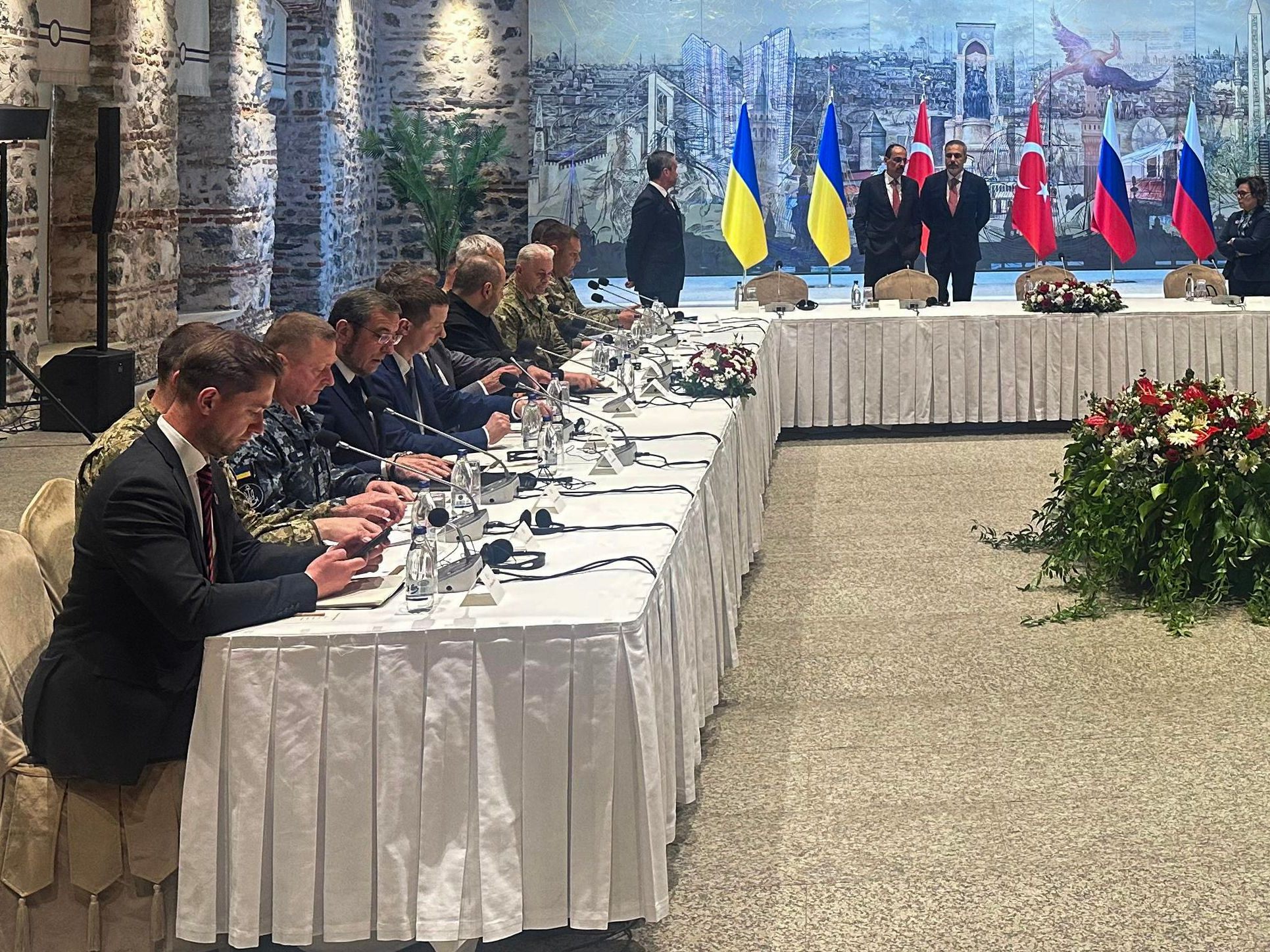 Die Friedensgespräche zwischen Russland und der Ukraine in Istanbul sind nach weniger als zwei Stunden beendet worden. Die Friedensgespräche zwischen Russland und der Ukraine in Istanbul sind nach weniger als zwei Stunden beendet worden.