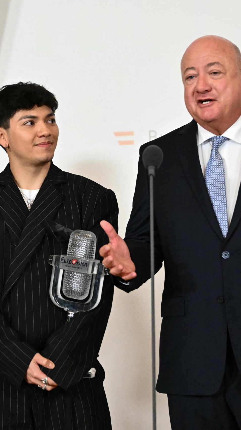 ESC-Sieger JJ wird im Bundeskanzleramt empfangen.