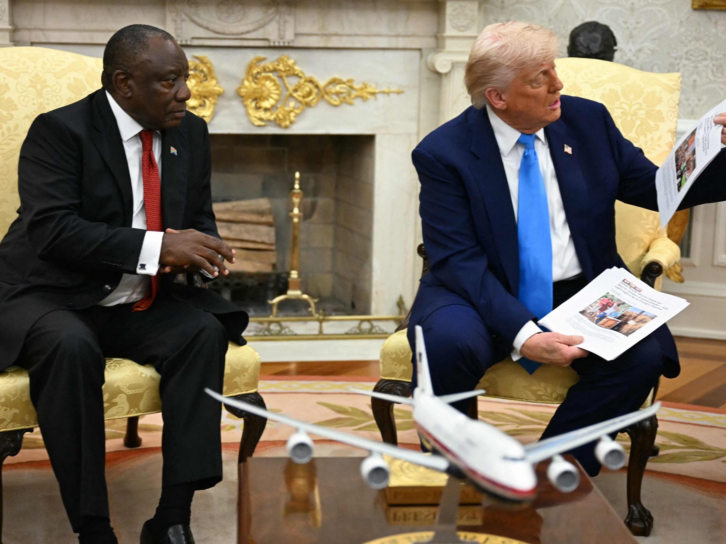 Beim Besuch des südafrikanischen Präsidenten Cyril Ramaphosa im Weißen Haus hat US-Präsident Donald Trump seinen Amtskollegen öffentlich vorgeführt. Beim Besuch des südafrikanischen Präsidenten Cyril Ramaphosa im Weißen Haus hat US-Präsident Donald Trump seinen Amtskollegen öffentlich vorgeführt.