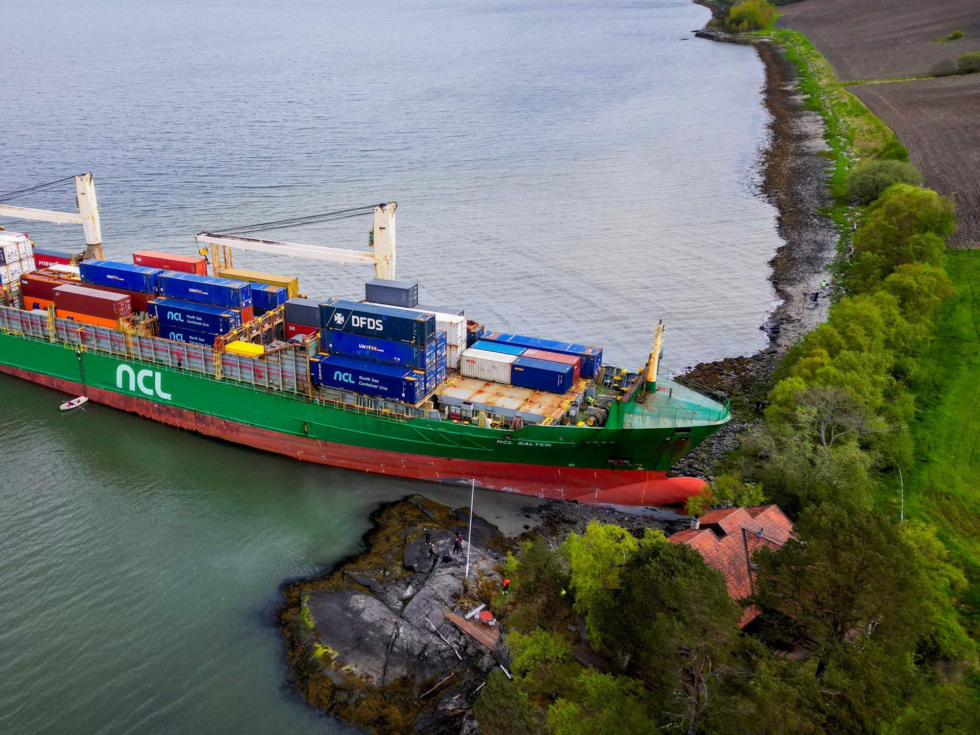 Ein Containerschiff ist im Trondheimfjord in Norwegen in ein Grundstück gerast.