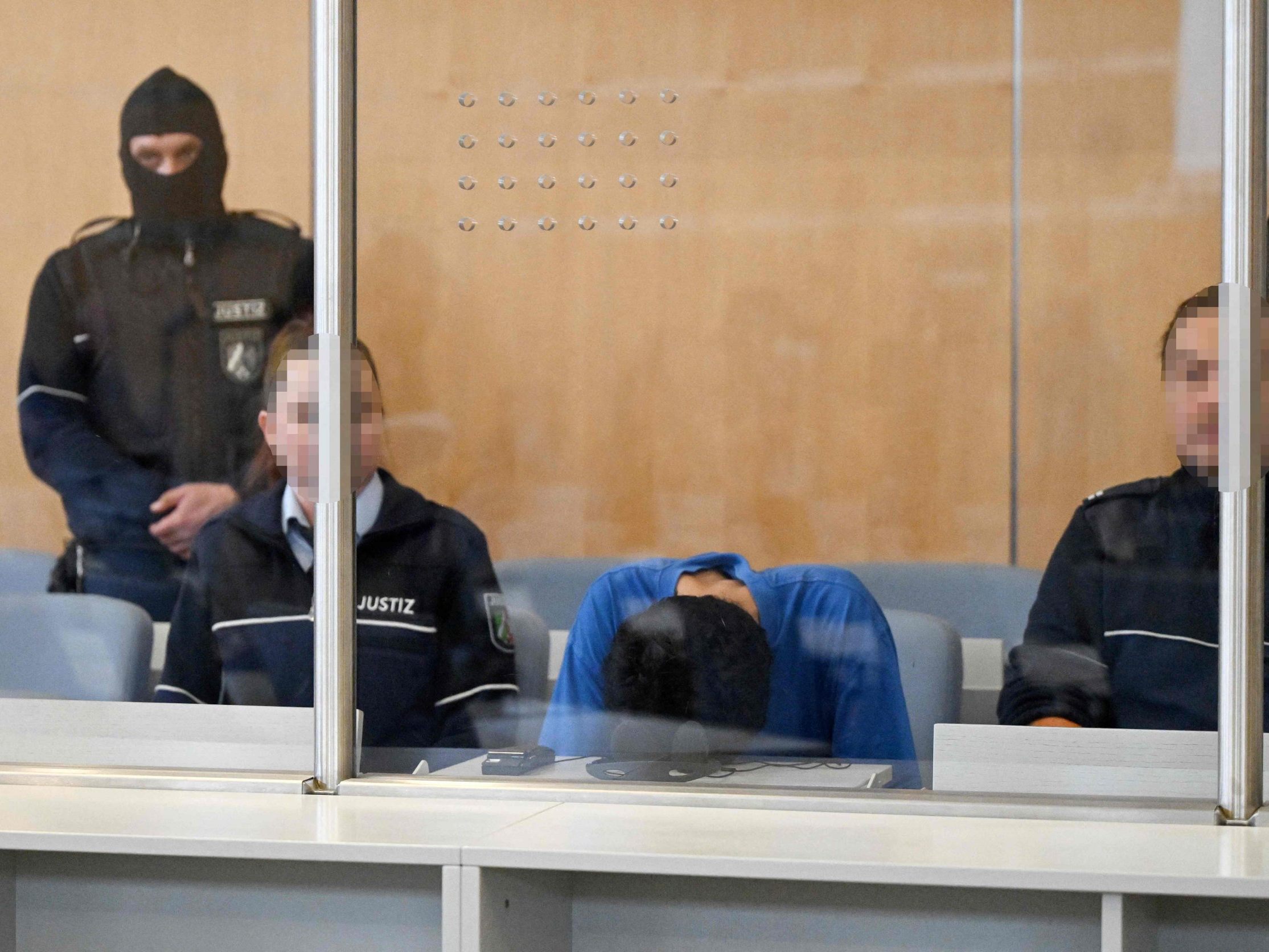 Der Angeklagte hat die Messerattacke mit drei Toten in Solingen gestanden. Der Angeklagte hat die Messerattacke mit drei Toten in Solingen gestanden.