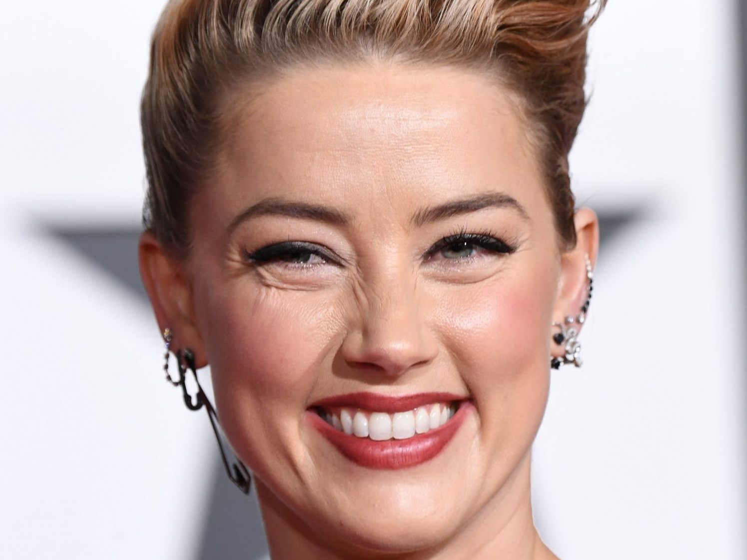 Amber Heard überrascht mit Geburt von Zwillingen. Amber Heard überrascht mit Geburt von Zwillingen.