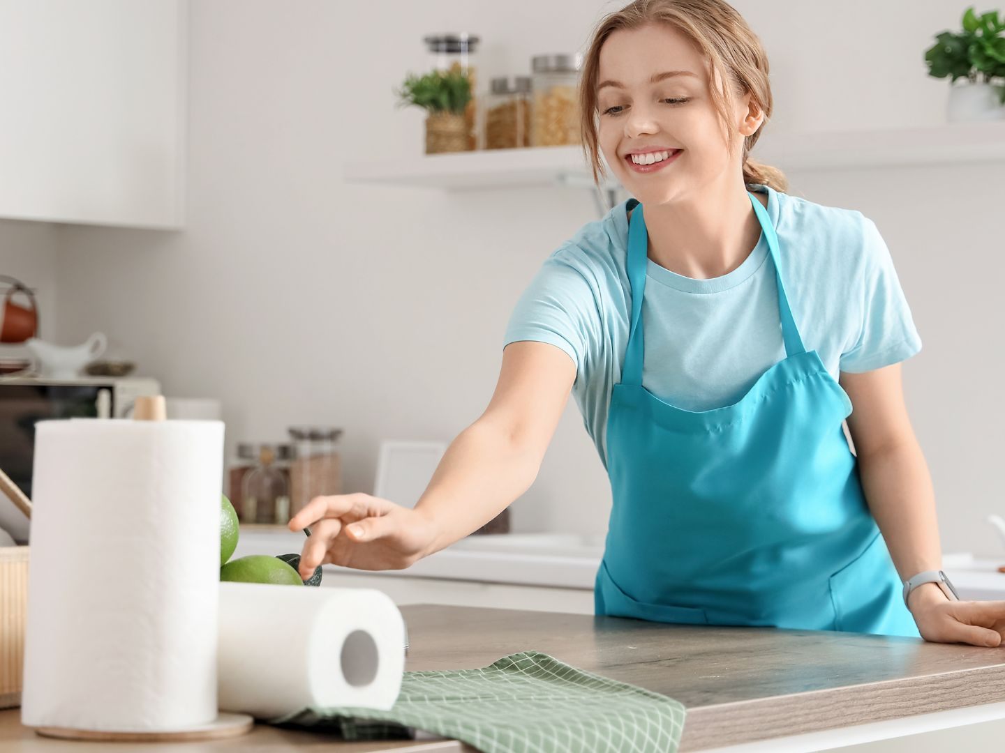 Küchenrolle ist praktisch, aber nicht immer ideal: Ceranfeld, Bildschirm und Lebensmittel sollten besser ohne sie gereinigt werden.