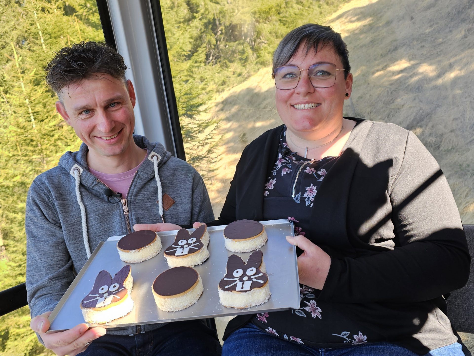 Andrea & Markus Münsch aus Nenzing erzählen in der Fernsehgondel am Muttersberg, bei Andreas Seeburger, über ihr geteiltes aber glückliches Leben im Bäckerhandwerk. Andrea & Markus Münsch aus Nenzing erzählen in der Fernsehgondel am Muttersberg, bei Andreas Seeburger, über ihr geteiltes aber glückliches Leben im Bäckerhandwerk.