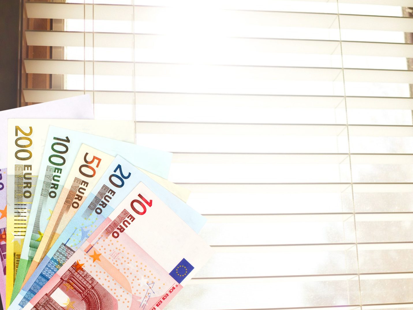 Bis zu 50 % Kostenübernahme gibt es in Wien für einen effektiven Hitzeschutz durch Rollläden und Jalousien. Bis zu 50 % Kostenübernahme gibt es in Wien für einen effektiven Hitzeschutz durch Rollläden und Jalousien.