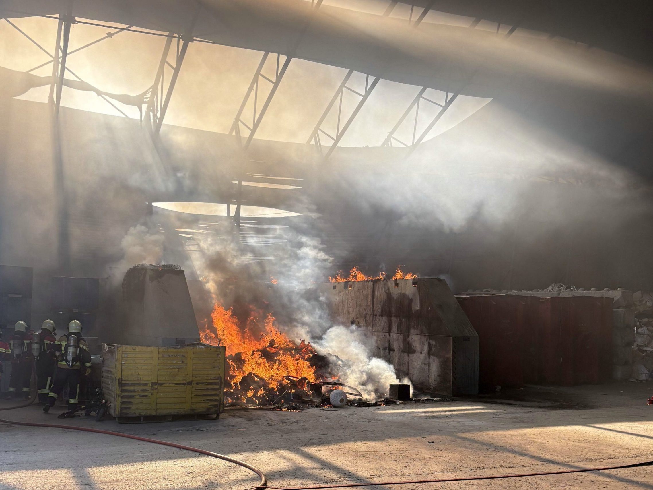 Feuerwehr löscht Brand in Halle – hoher Sachschaden.