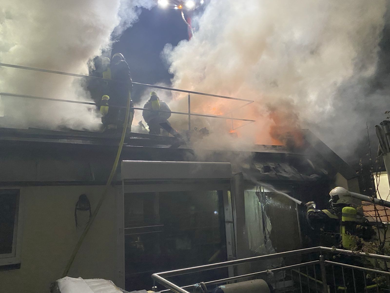 Die Feuerwehr war die ganze Nacht über beschäftigt mit dem Dachbrand in Wien-Währing. Die Feuerwehr war die ganze Nacht über beschäftigt mit dem Dachbrand in Wien-Währing.